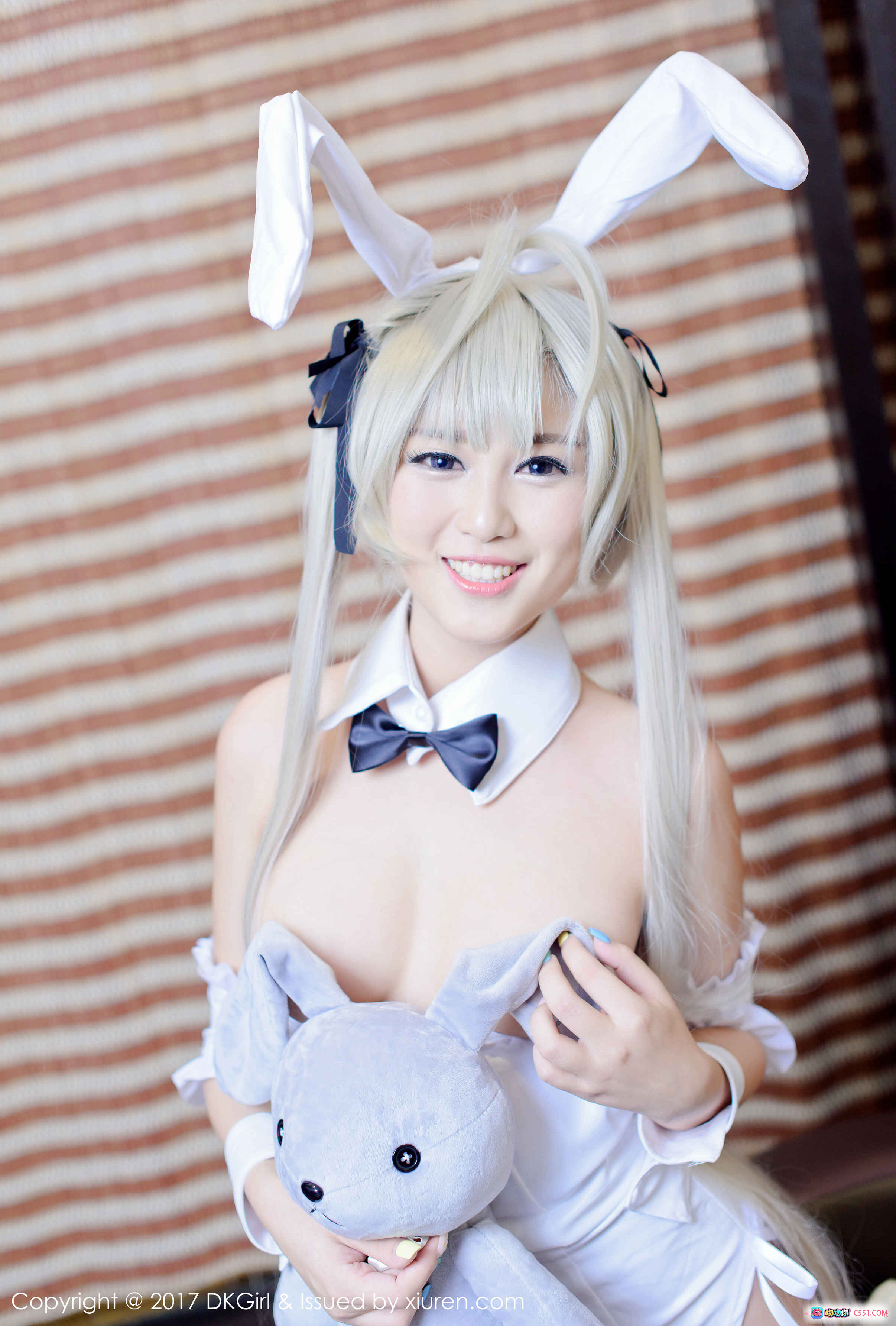 萌宝儿BoA兔女郎COS写真 | 白色兔耳制服少女抱玩偶 | DKGirl2017 VOL.036高清美图 - 就要吻