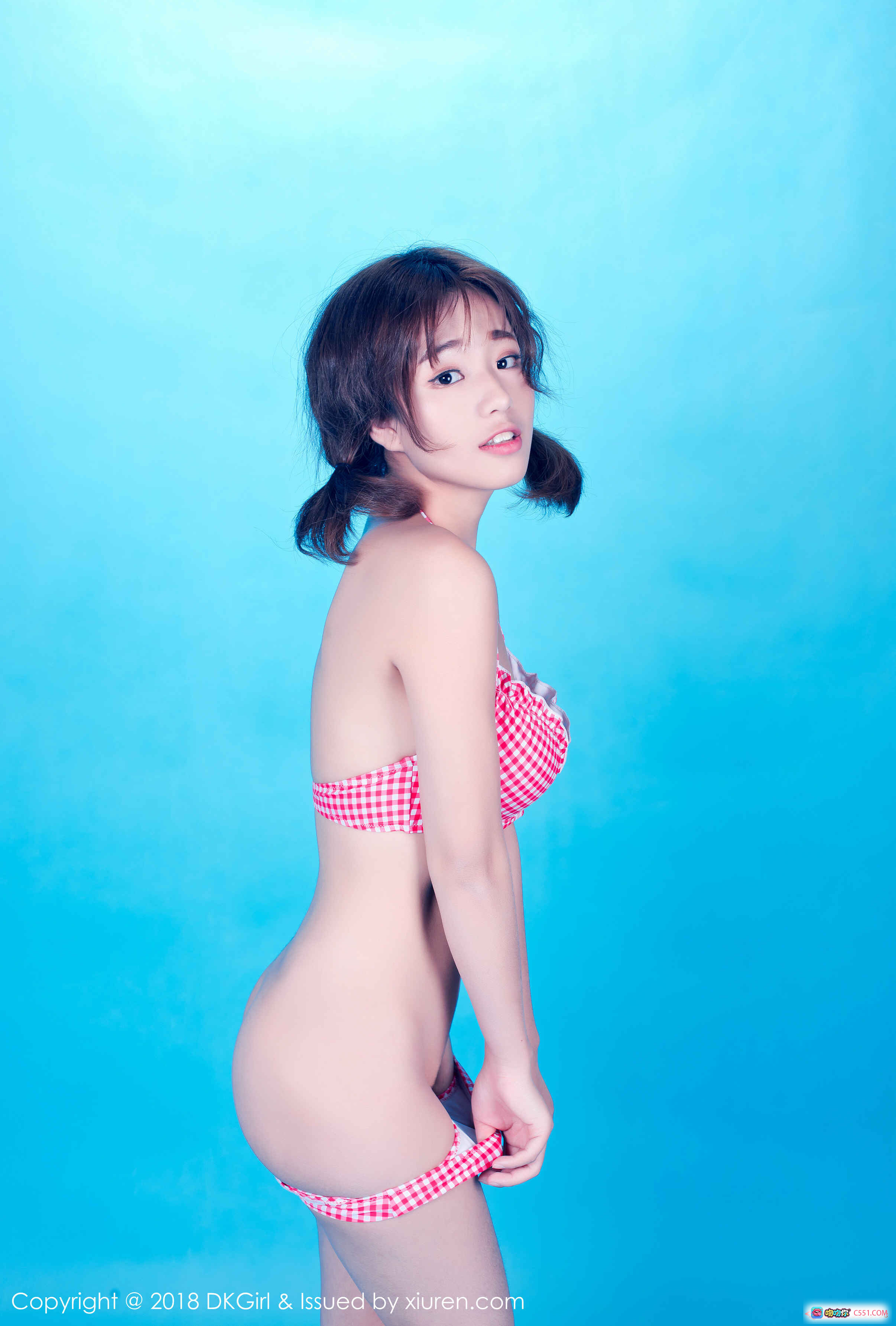 图片[5] - DKGirl仓井优香圣诞主题写真 2018年4月18日VOL.066 红色圣诞装 白毛边装饰 圣诞帽 手套 长袜 甜美笑容 蓝色背景 摄影棚拍摄 - 就要吻