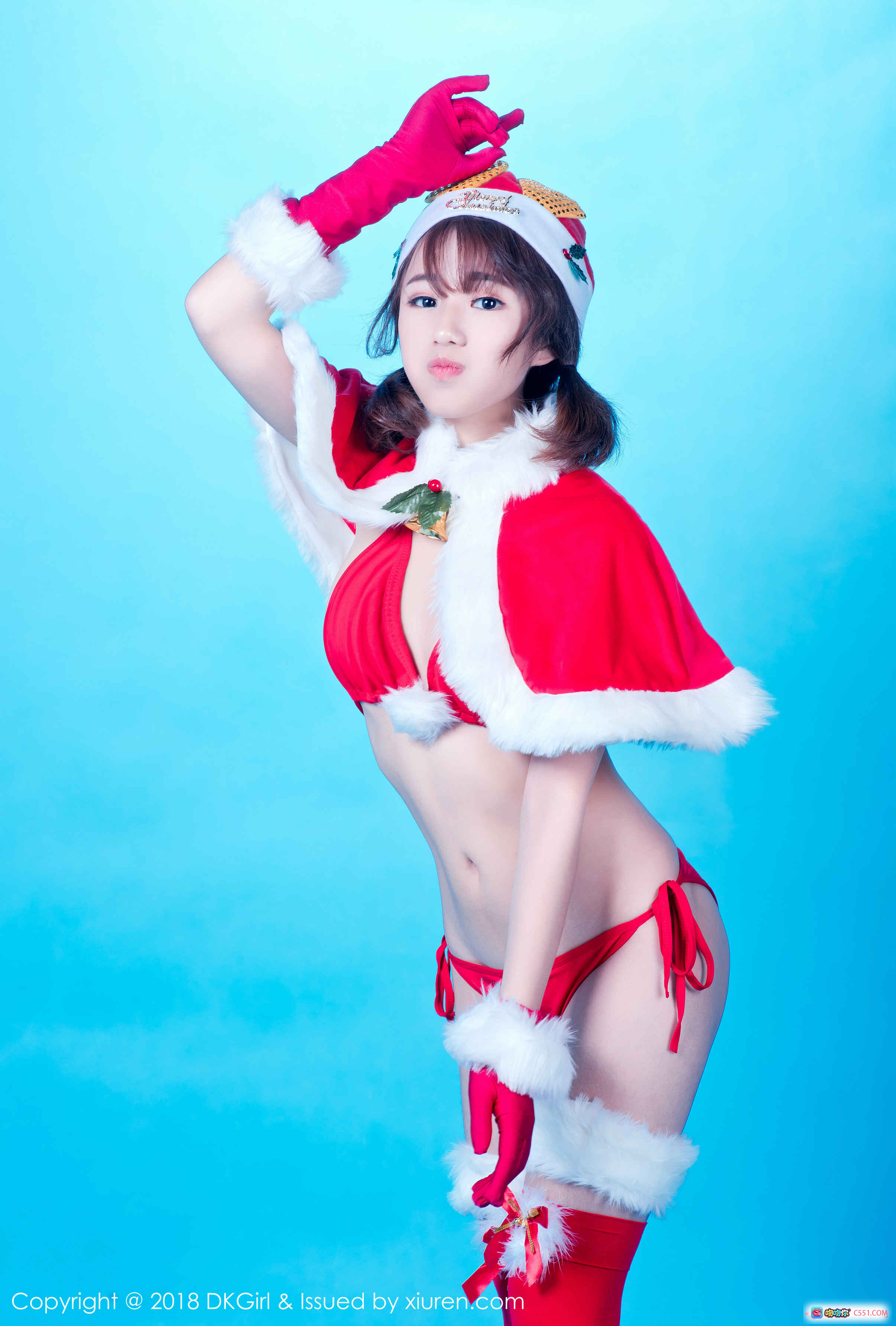 图片[8] - DKGirl仓井优香圣诞主题写真 2018年4月18日VOL.066 红色圣诞装 白毛边装饰 圣诞帽 手套 长袜 甜美笑容 蓝色背景 摄影棚拍摄 - 就要吻