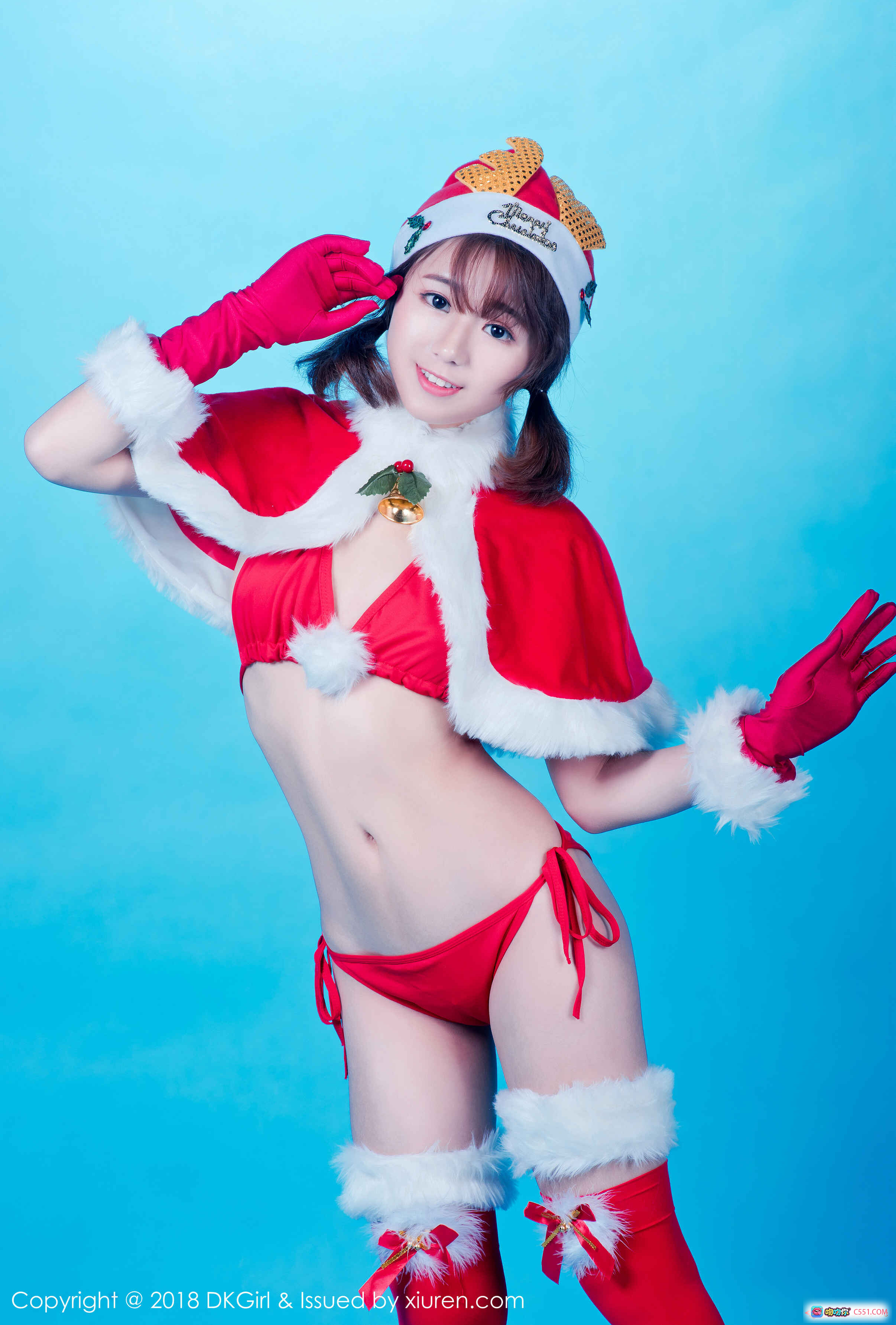 DKGirl仓井优香圣诞主题写真 2018年4月18日VOL.066 红色圣诞装 白毛边装饰 圣诞帽 手套 长袜 甜美笑容 蓝色背景 摄影棚拍摄 - 就要吻