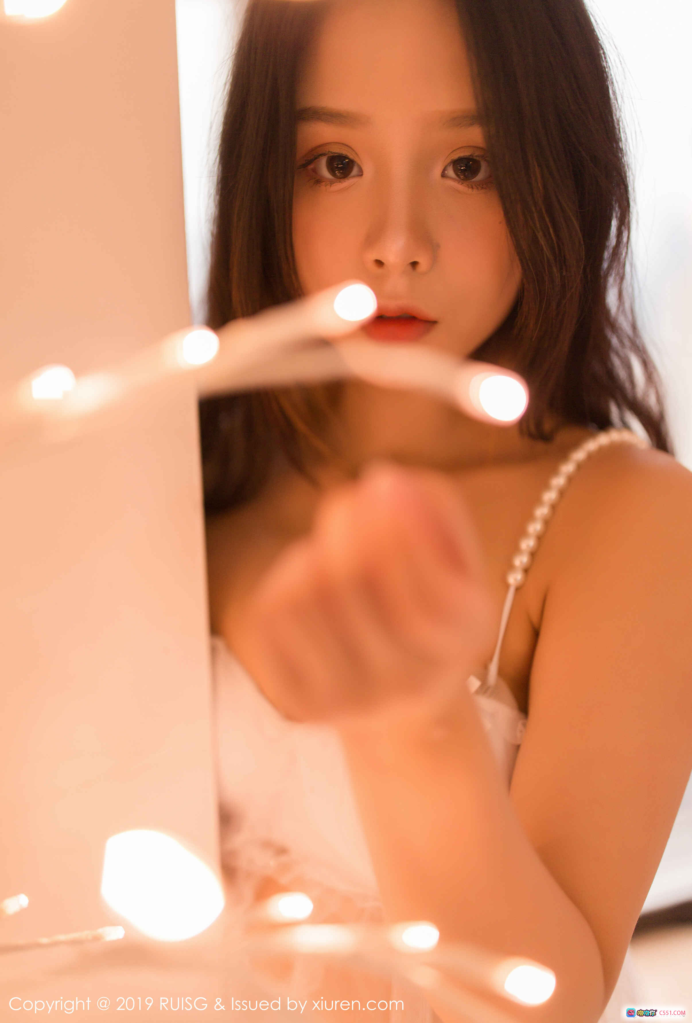 图片[7] - 木木夕Mmx白色蕾丝吊带裙居家写真 | RUISG瑞丝馆2019 VOL.081 | 珍珠项链温柔少女风室内摄影 - 就要吻