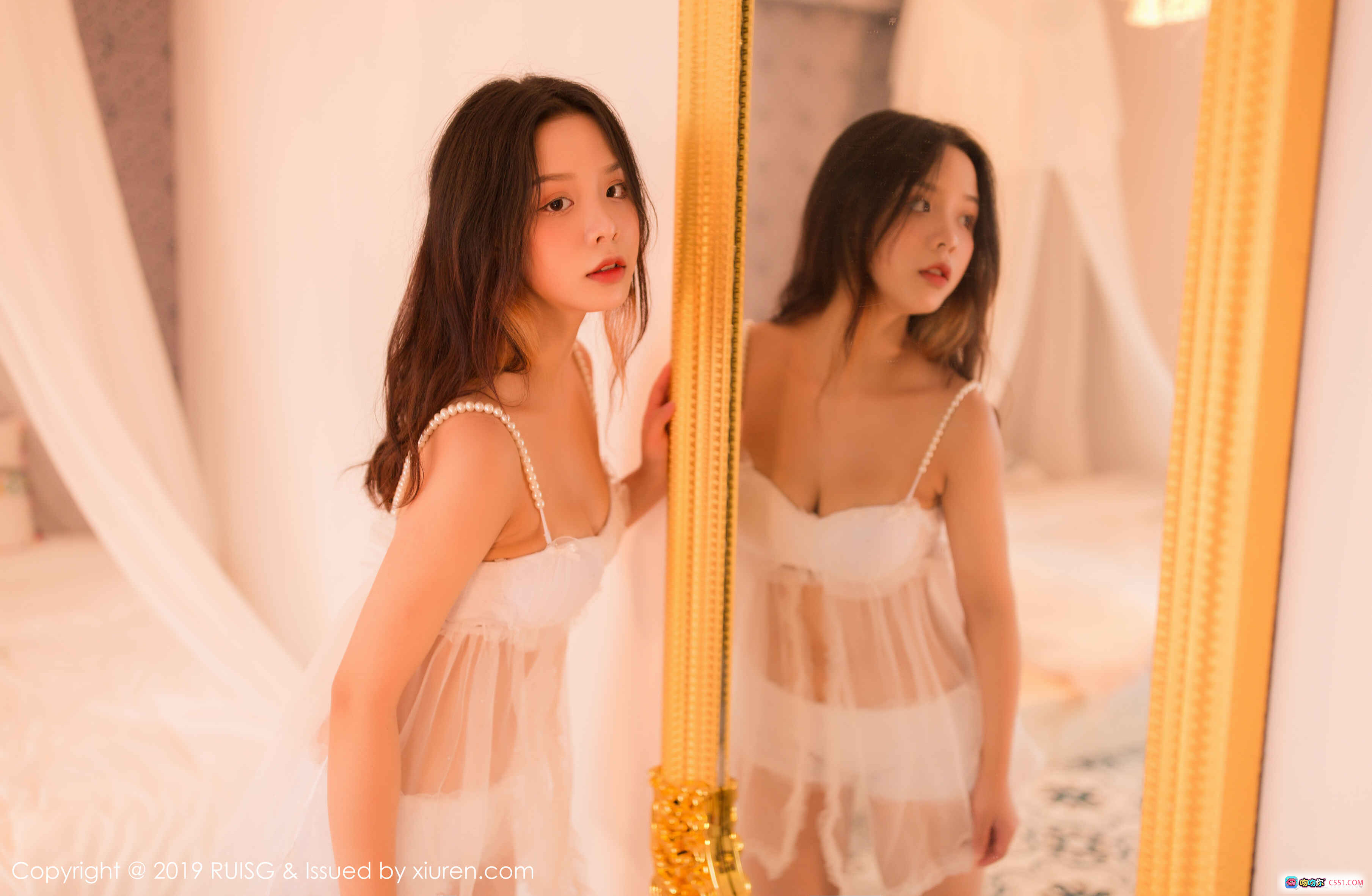 图片[5] - 木木夕Mmx白色蕾丝吊带裙居家写真 | RUISG瑞丝馆2019 VOL.081 | 珍珠项链温柔少女风室内摄影 - 就要吻