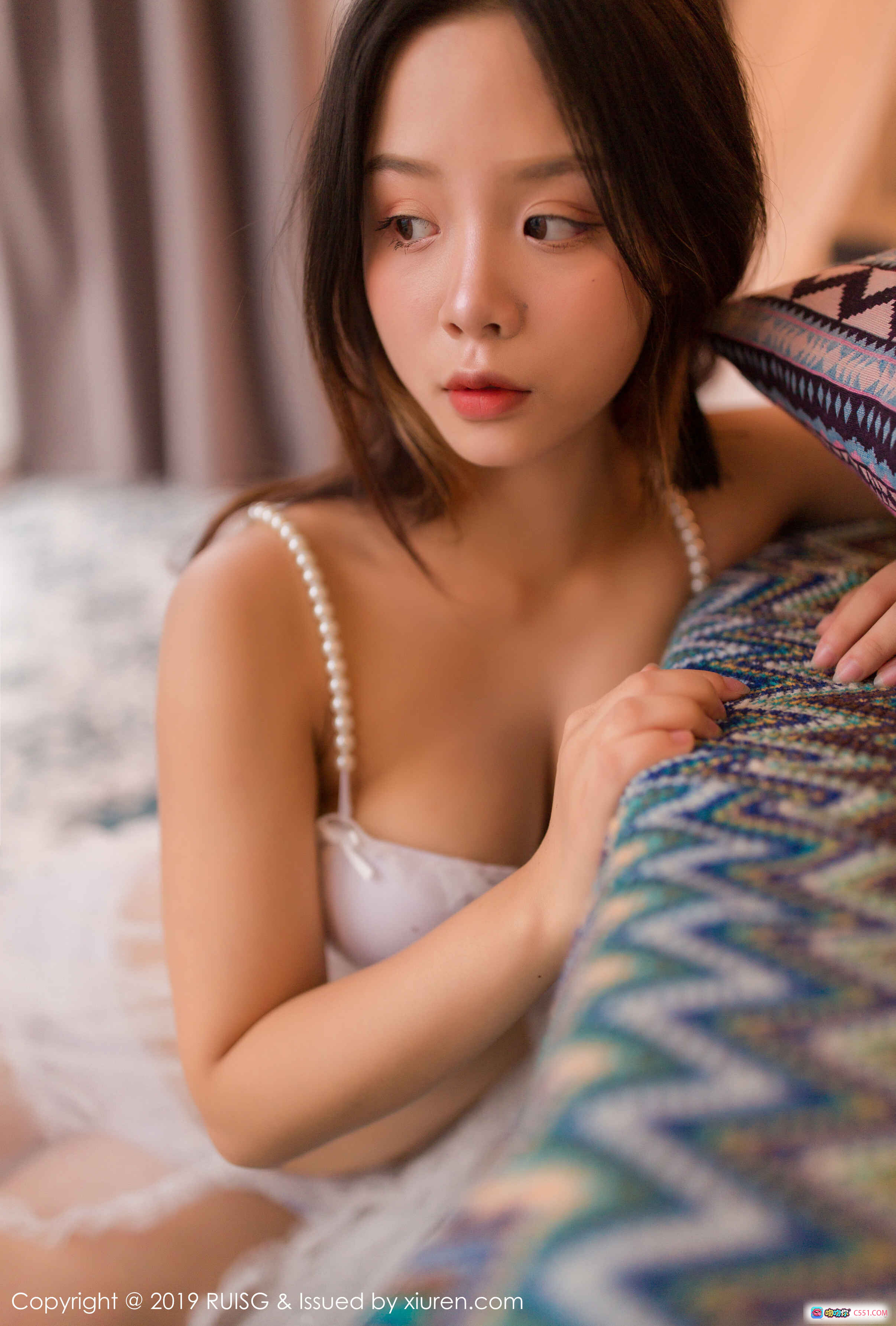 图片[4] - 木木夕Mmx白色蕾丝吊带裙居家写真 | RUISG瑞丝馆2019 VOL.081 | 珍珠项链温柔少女风室内摄影 - 就要吻