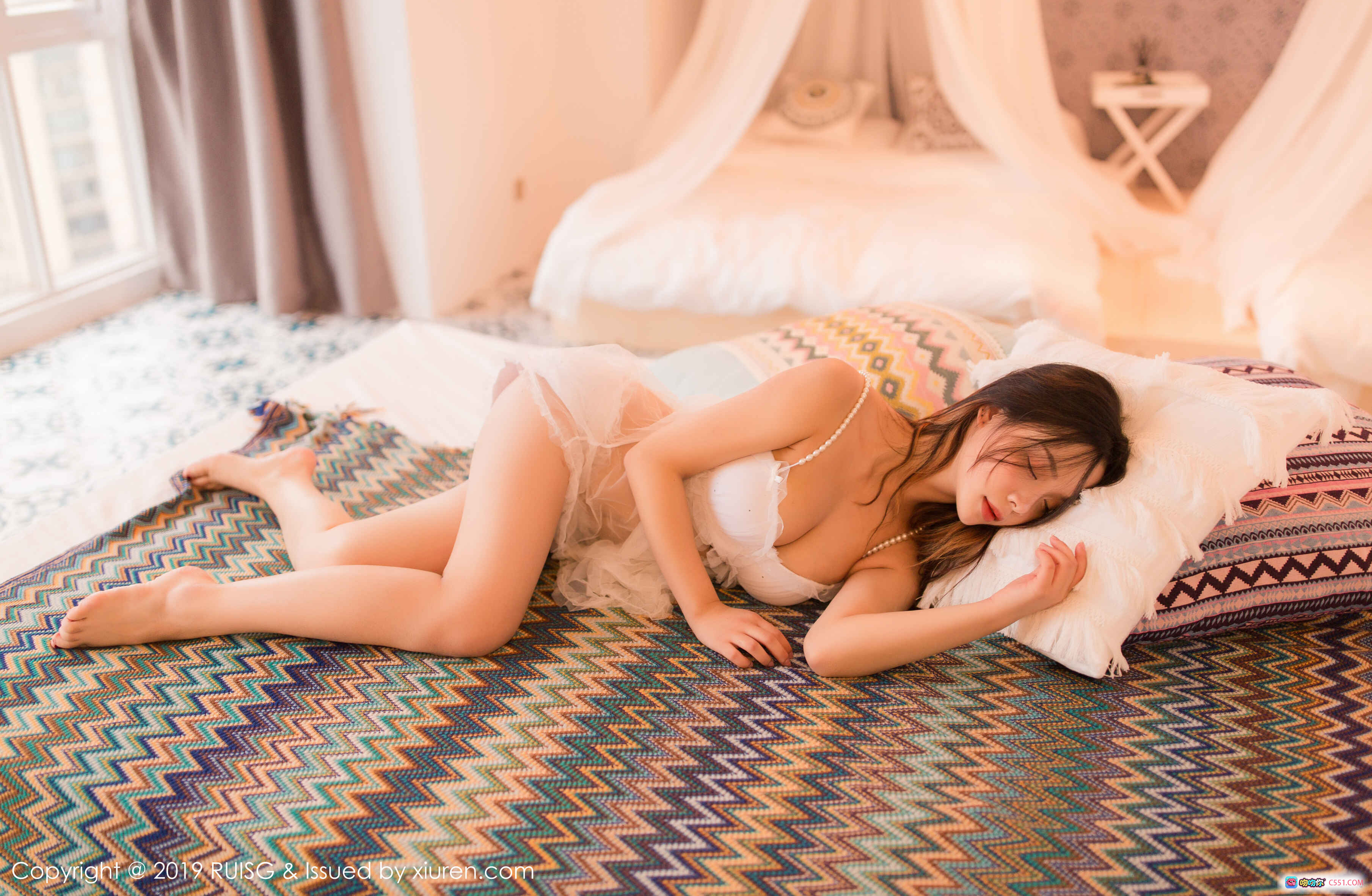 图片[10] - 木木夕Mmx白色蕾丝吊带裙居家写真 | RUISG瑞丝馆2019 VOL.081 | 珍珠项链温柔少女风室内摄影 - 就要吻