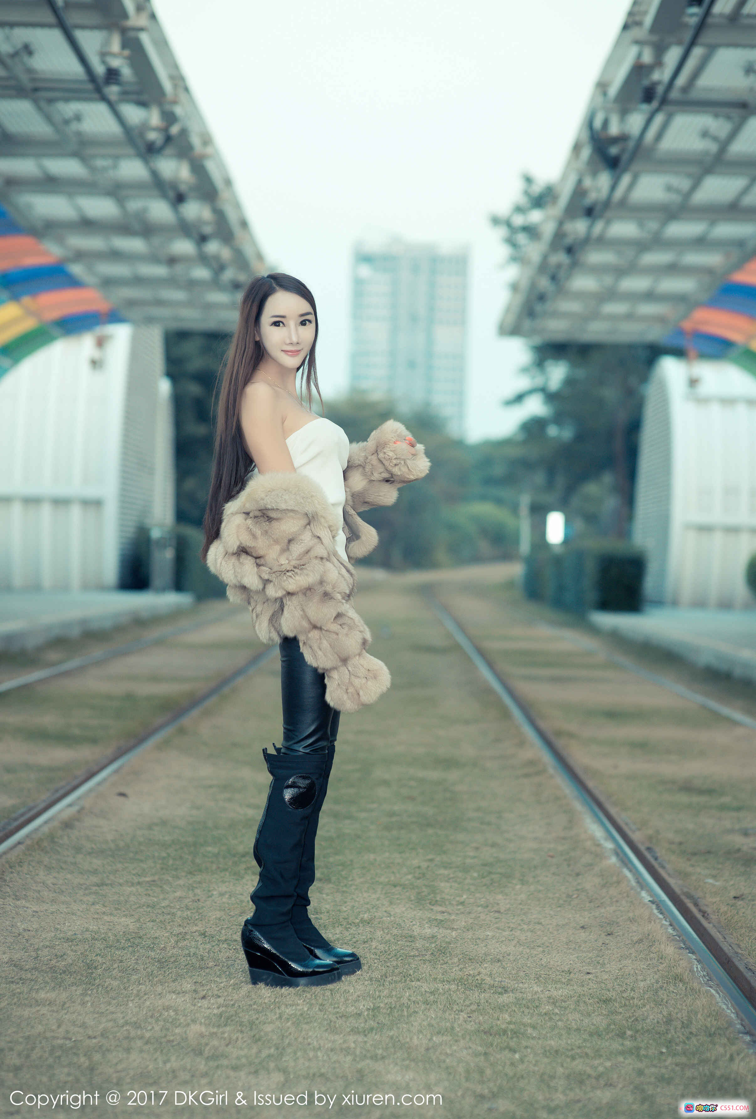 图片[4] - 婕西儿Jessie性感写真 | DKGirl 2017 VOL.030 白色抹胸+毛绒外套 美女街拍 长发微笑 时尚优雅 - 就要吻