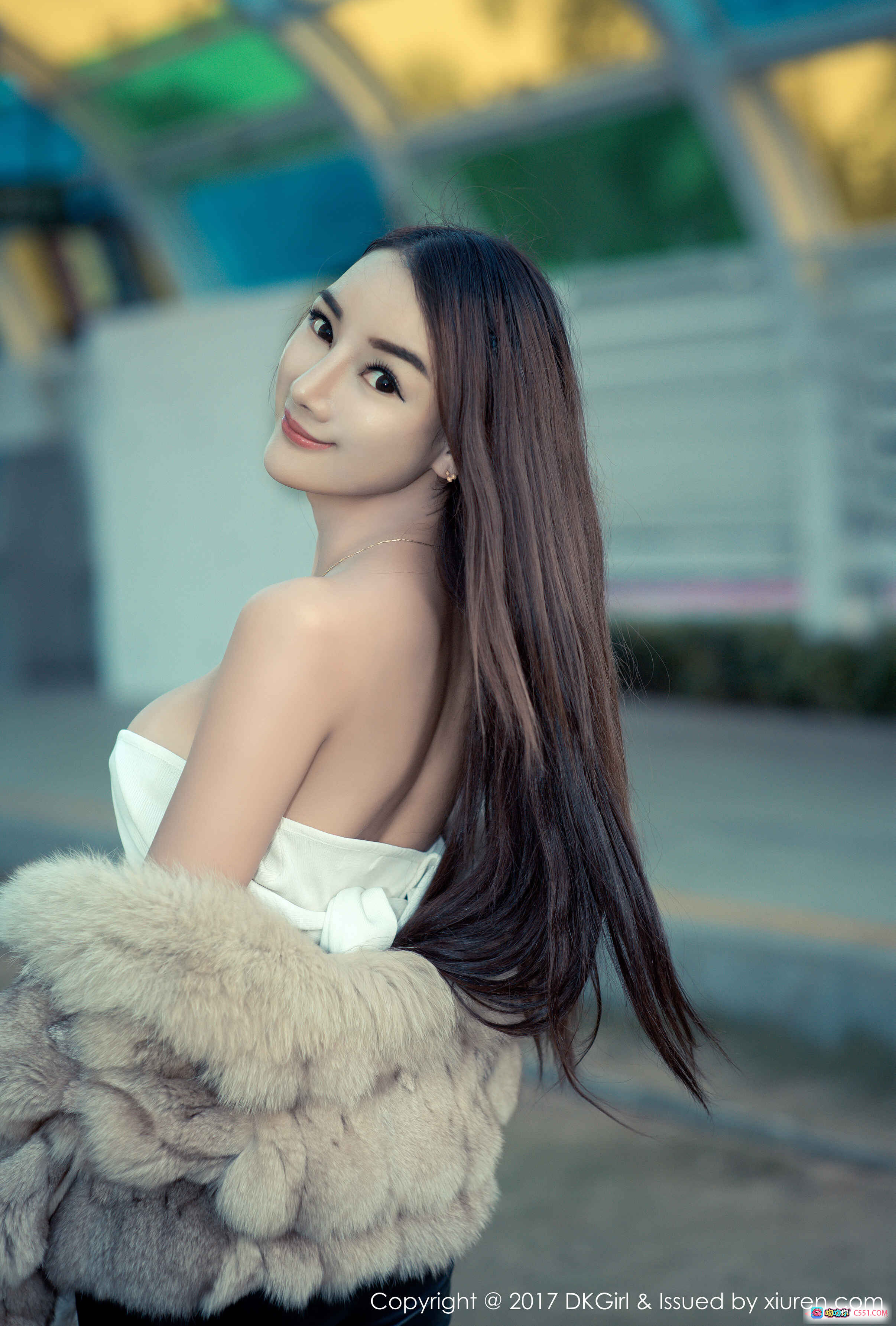 图片[9] - 婕西儿Jessie性感写真 | DKGirl 2017 VOL.030 白色抹胸+毛绒外套 美女街拍 长发微笑 时尚优雅 - 就要吻