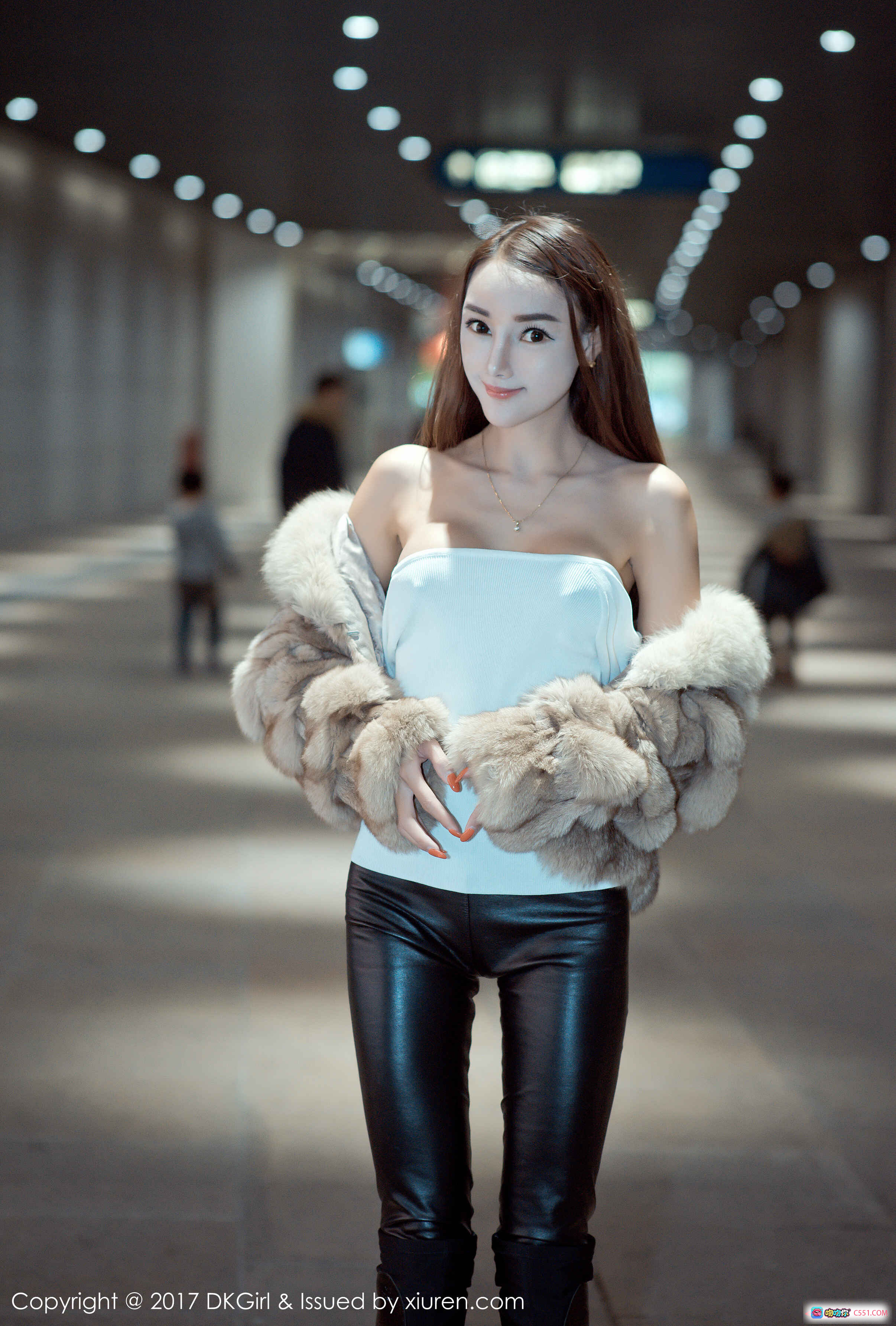 图片[7] - 婕西儿Jessie性感写真 | DKGirl 2017 VOL.030 白色抹胸+毛绒外套 美女街拍 长发微笑 时尚优雅 - 就要吻