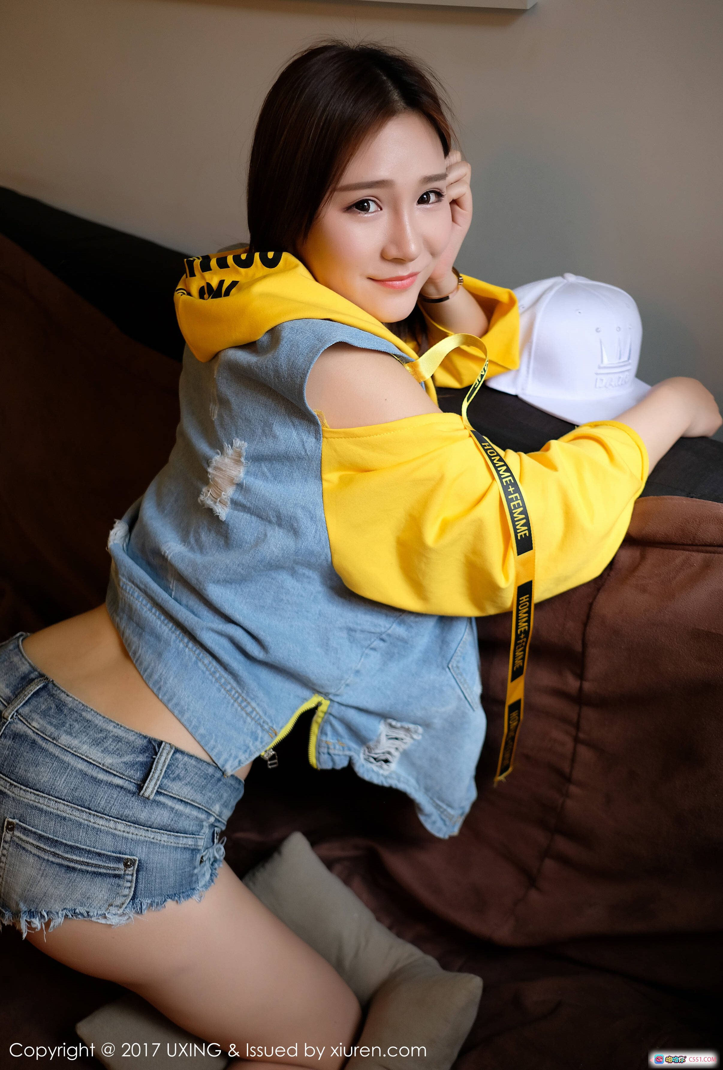 图片[2] - 羊羊Suger牛仔背带裤黄T恤条纹长袜美腿写真 UXING2017Vol057高清私房图 - 就要吻