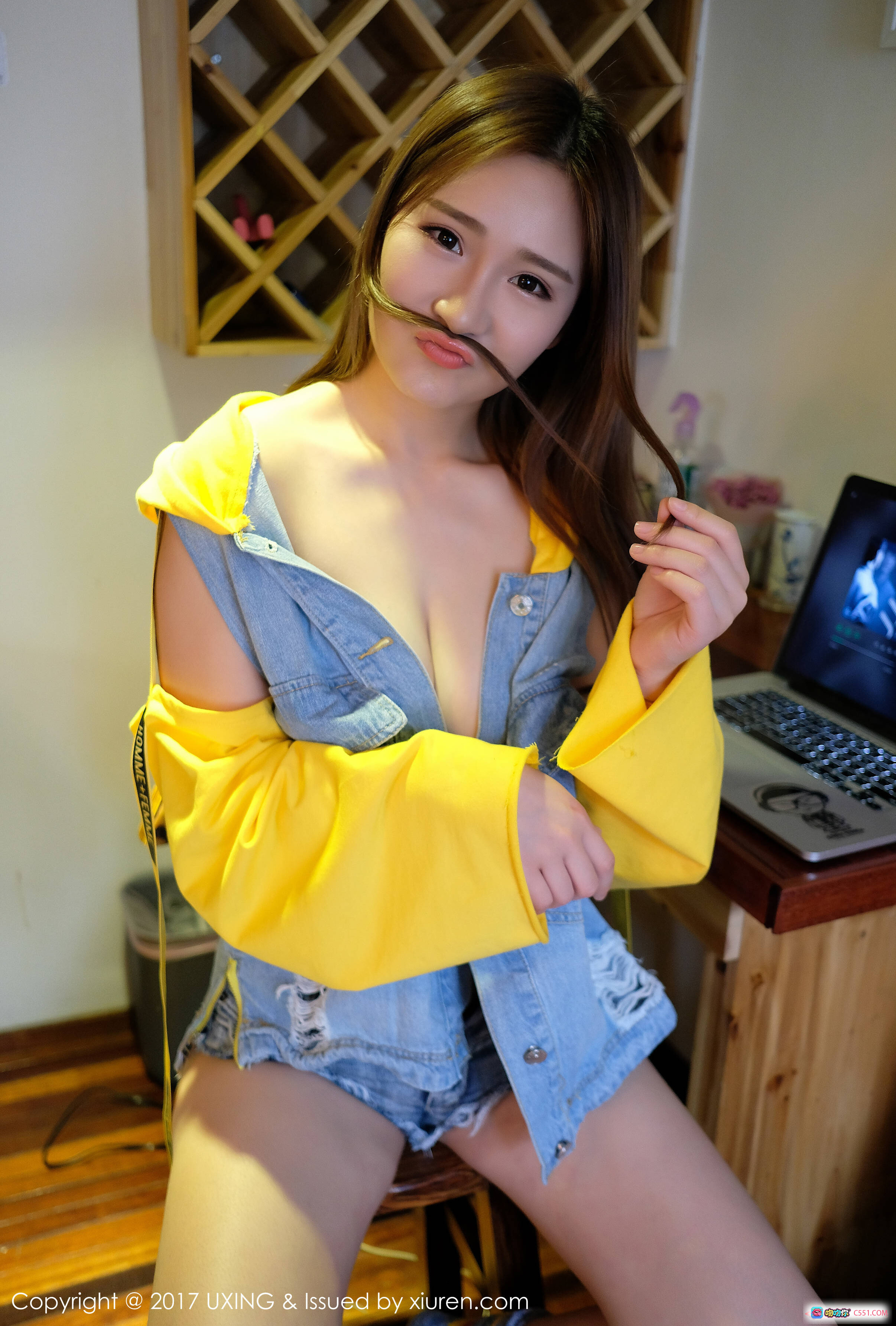 图片[3] - 羊羊Suger牛仔背带裤黄T恤条纹长袜美腿写真 UXING2017Vol057高清私房图 - 就要吻