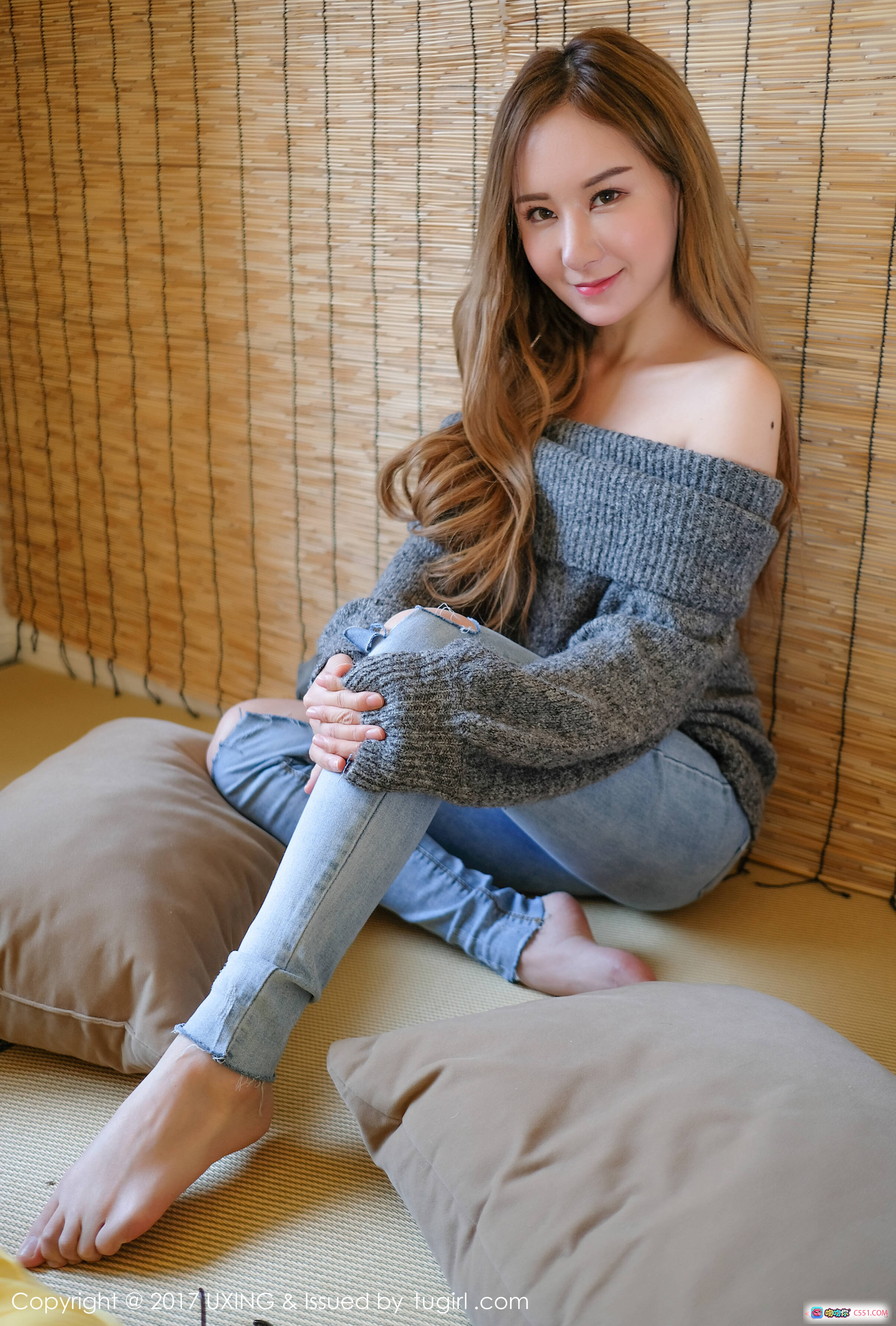 图片[8] - UXING 2017.04.10 Vol.047 高SIR 灰色露肩毛衣 破洞牛仔裤 竹帘背景 温柔长发少女写真 47P高清图集 - 就要吻
