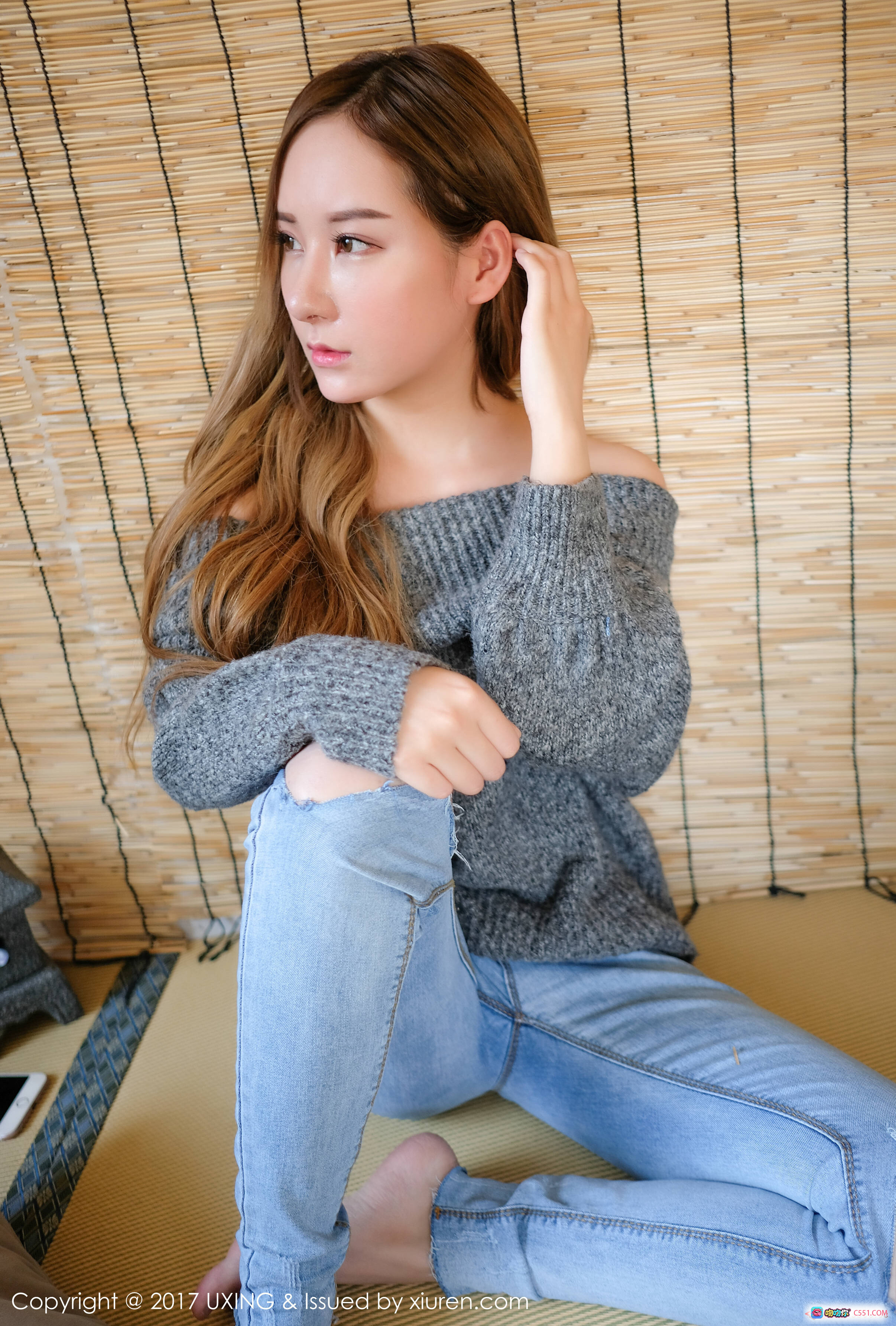 图片[3] - UXING 2017.04.10 Vol.047 高SIR 灰色露肩毛衣 破洞牛仔裤 竹帘背景 温柔长发少女写真 47P高清图集 - 就要吻