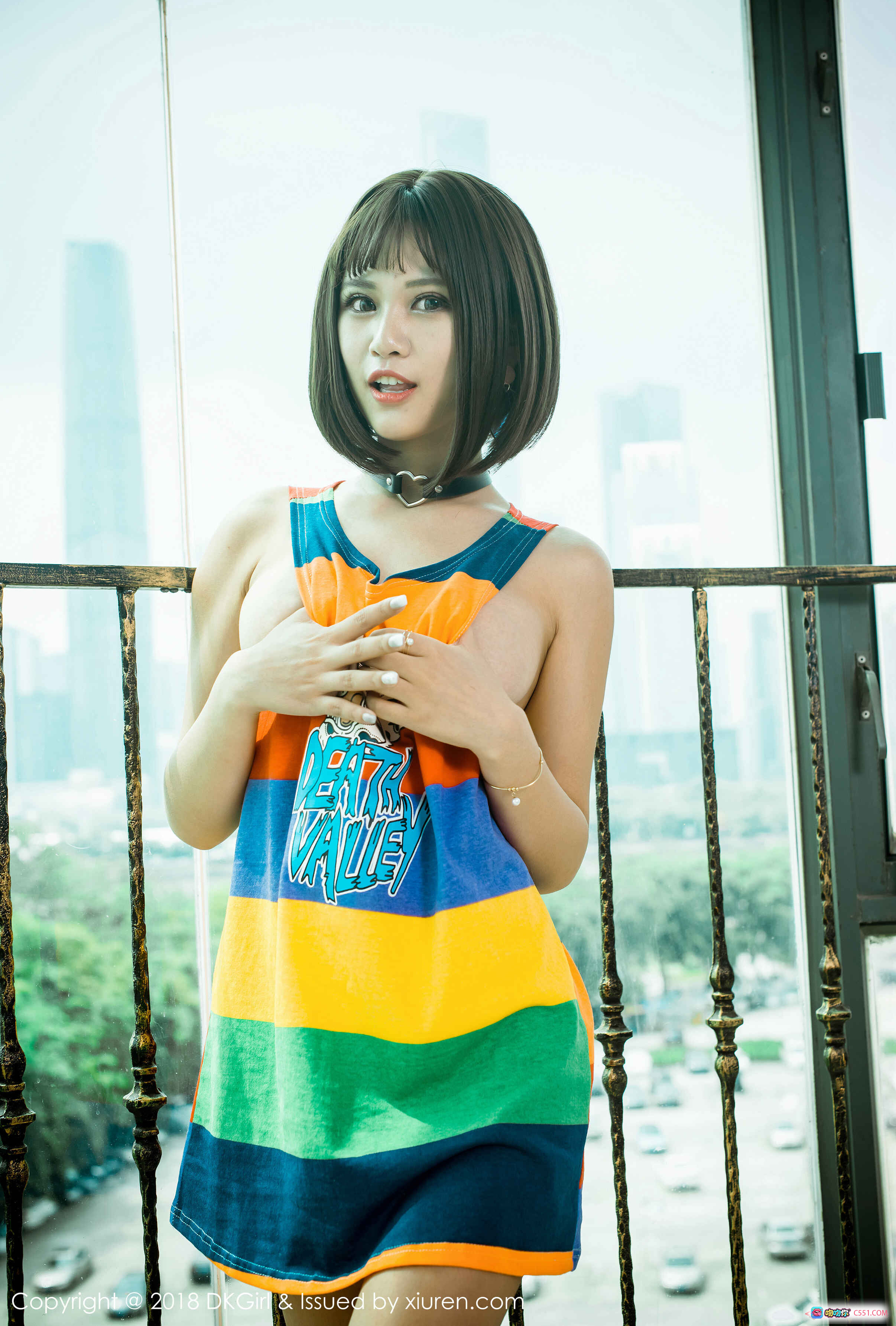 萌宝儿BoA彩虹条纹连衣裙阳台写真 | DKGirl 2018 Vol.082 都市背景短发少女清新性感风 - 就要吻