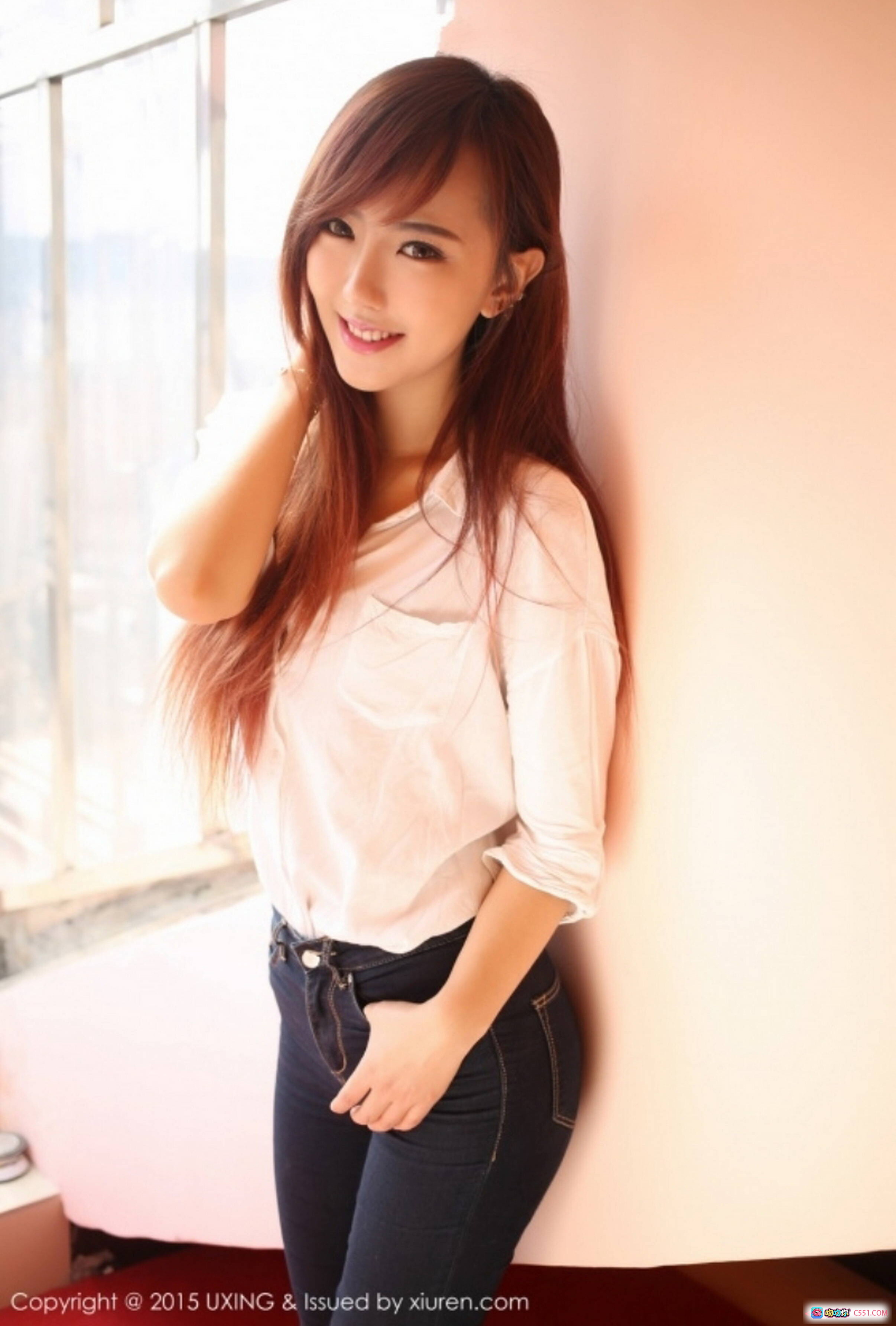 图片[4] - UXING 2015.04.12 VOL.001 美女长发白衬衫牛仔裤室内写真 温柔微笑自然姿态 时尚清新风格 - 就要吻