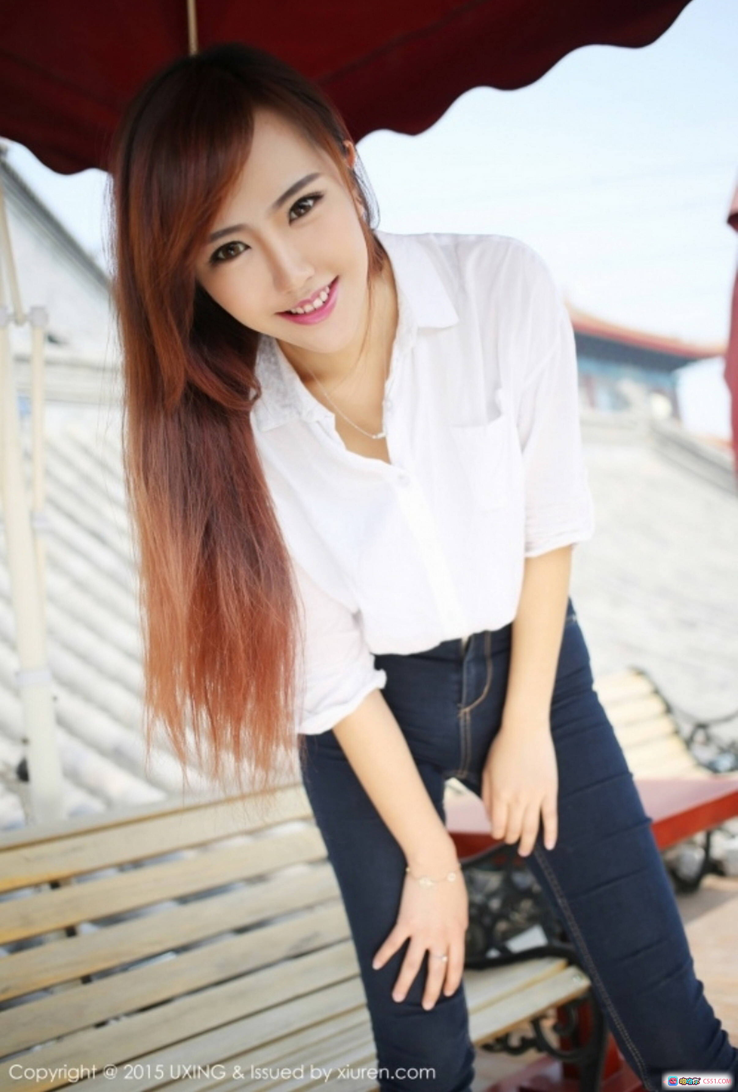 UXING 2015.04.12 VOL.001 美女长发白衬衫牛仔裤室内写真 温柔微笑自然姿态 时尚清新风格 - 就要吻