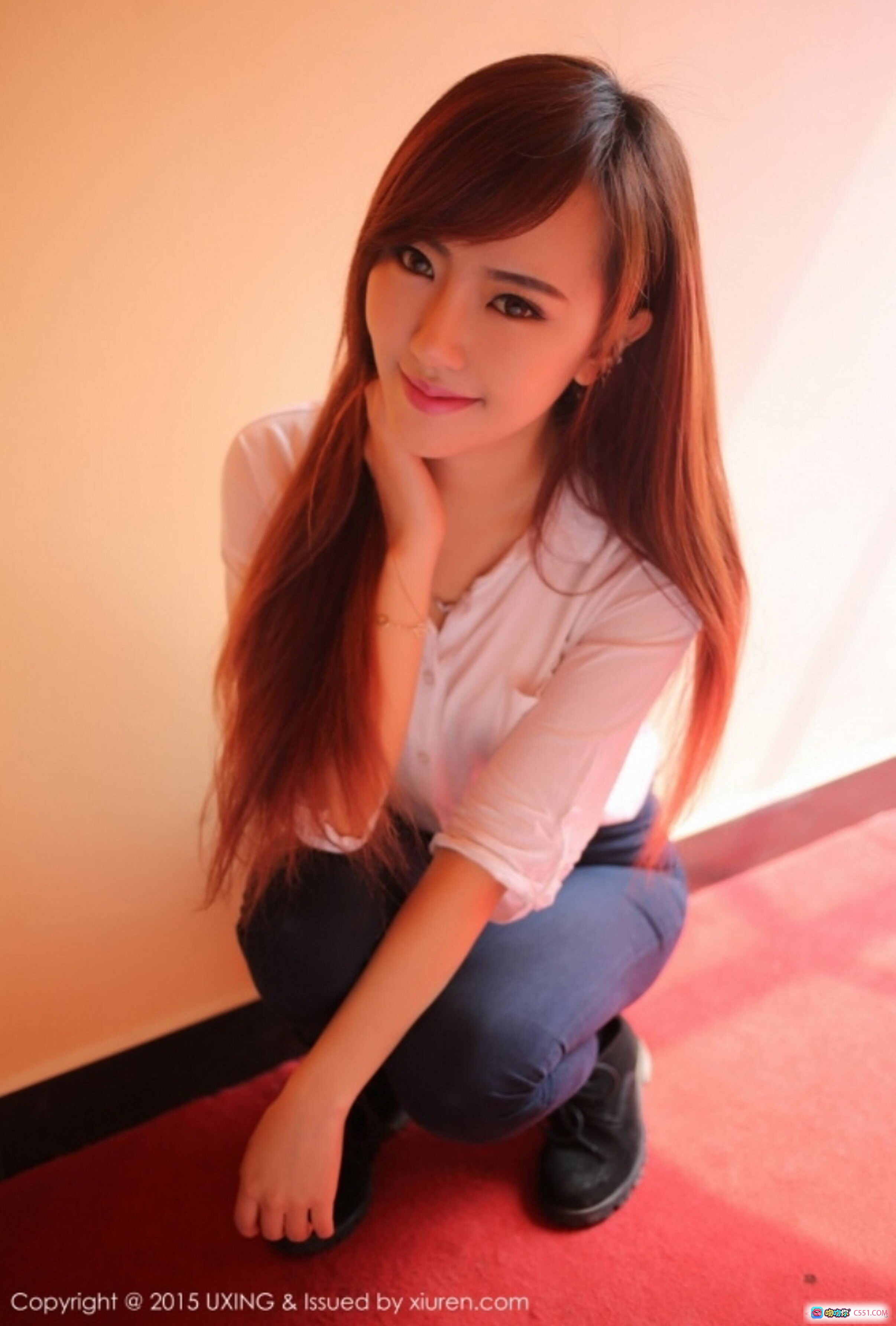 图片[5] - UXING 2015.04.12 VOL.001 美女长发白衬衫牛仔裤室内写真 温柔微笑自然姿态 时尚清新风格 - 就要吻