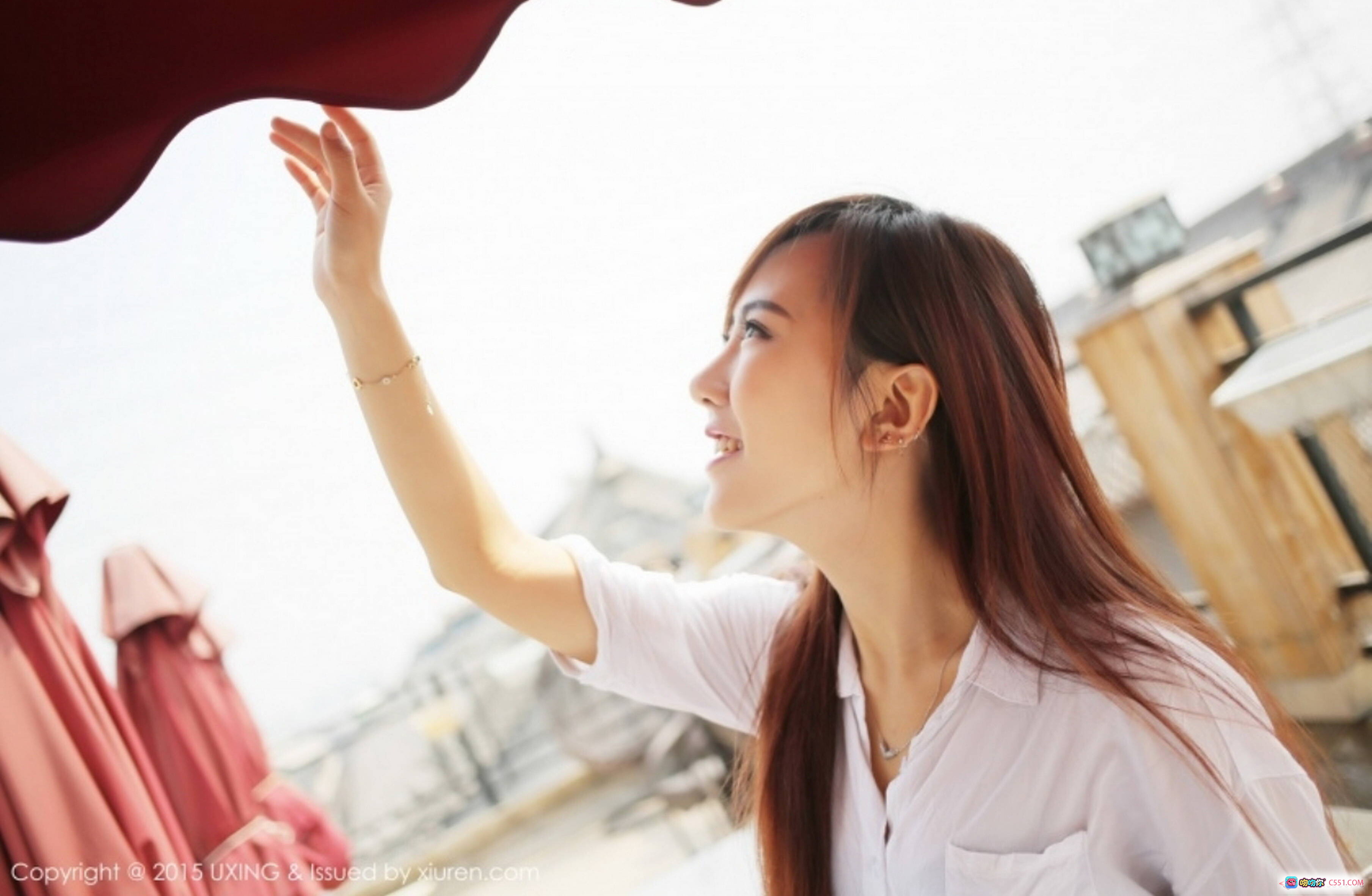 图片[6] - UXING 2015.04.12 VOL.001 美女长发白衬衫牛仔裤室内写真 温柔微笑自然姿态 时尚清新风格 - 就要吻