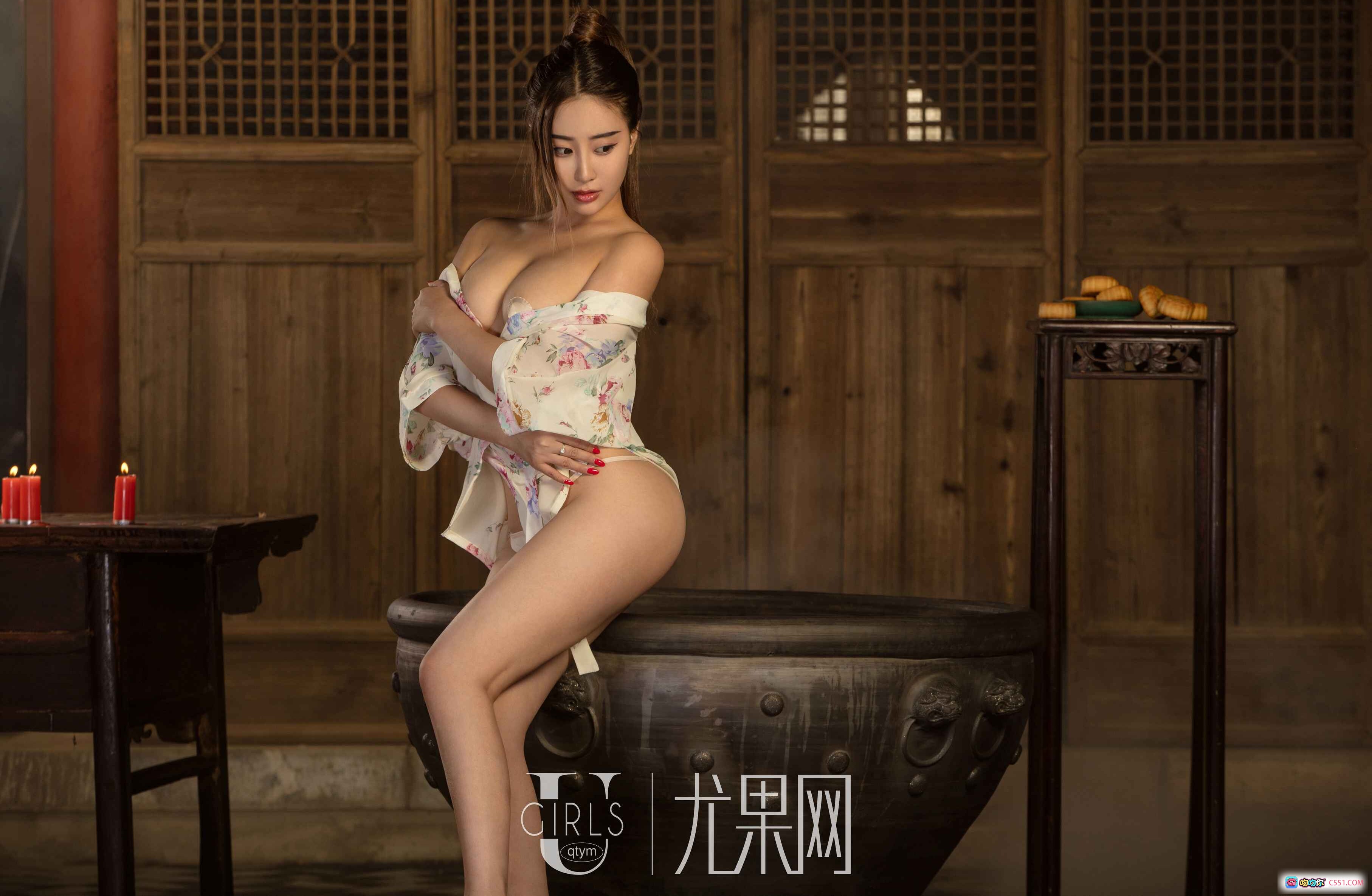 Ugirls尤果网2017.09.29 T027春花秋月何时了 美女写真 木质背景 红烛浪漫 白色吊带 优雅姿态 65+1P高清图集 - 就要吻