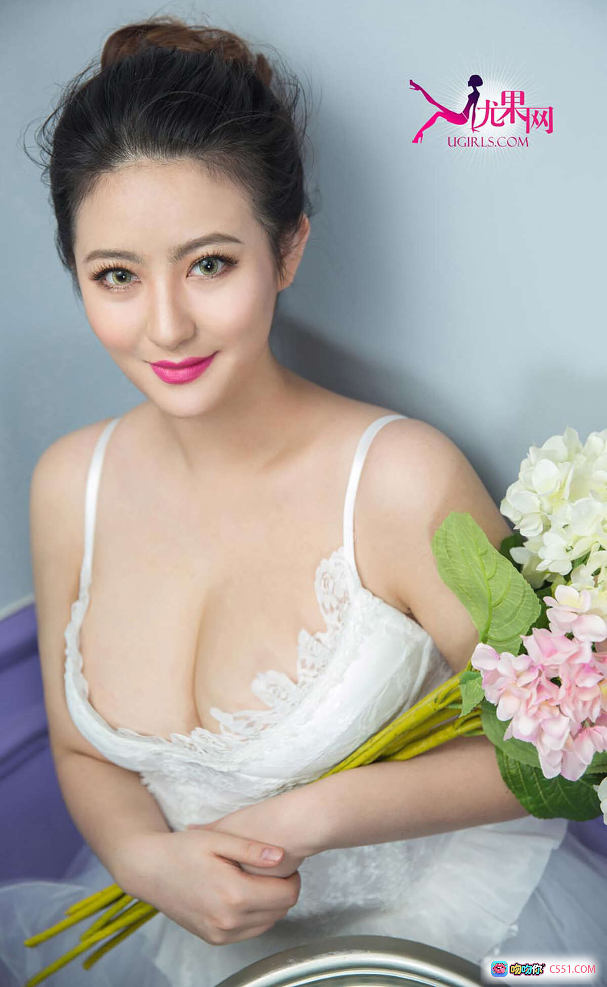 依蔓心花怒放写真 | Ugirls尤果网爱尤物专辑2015No.201 | 白色蕾丝内衣美女手持绣球花高清图集 - 就要吻
