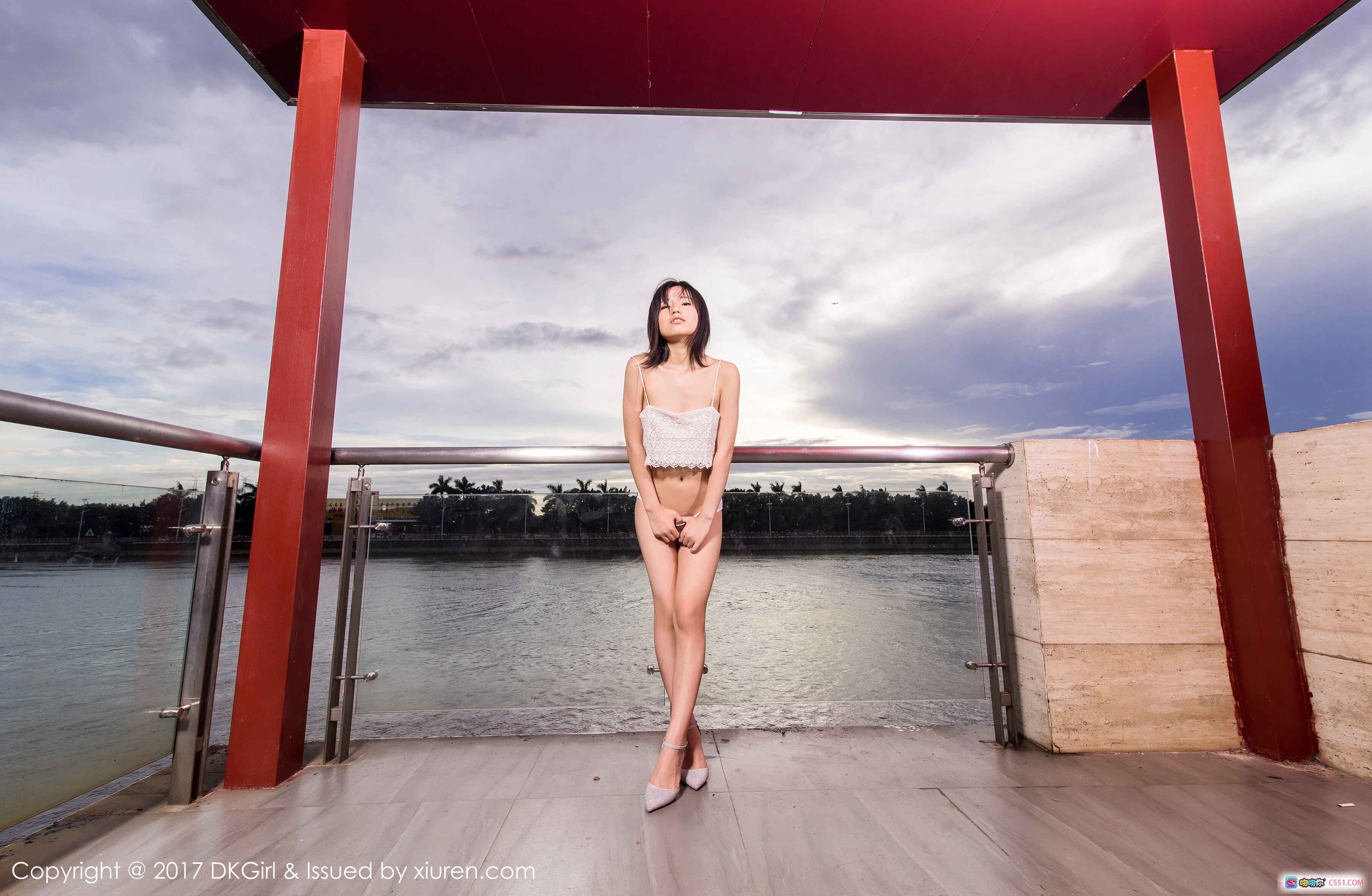 图片[9] - 仓井优香写真集2017.06.21 Vol.027 侧颜少女日系清新户外木栏背景白吊带短发自然光摄影 - 就要吻