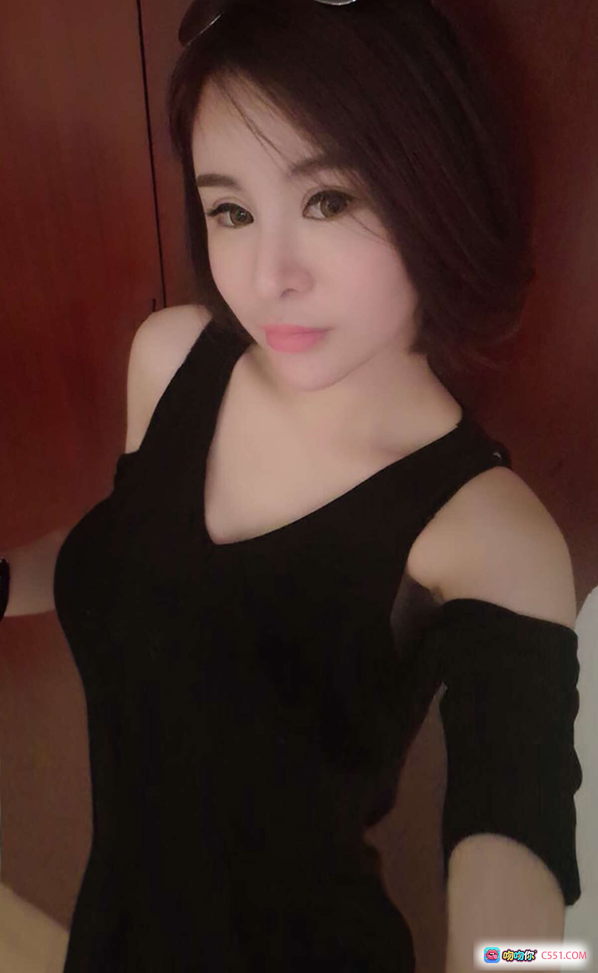 苏迪完美身材热辣诱人写真 | Ugirls尤果网爱尤物专辑2015No.052 | 黑色露肩装性感自拍 - 就要吻