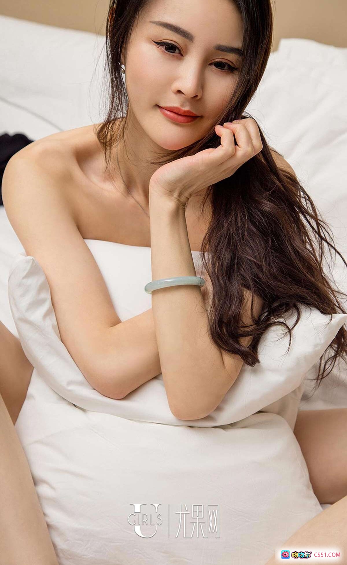 图片[7] - Ugirls尤果网爱尤物专辑No.639吉祥写真 – 蓝花衬衫红腰带短裙美腿黑高跟优雅坐姿室内人像摄影 - 就要吻