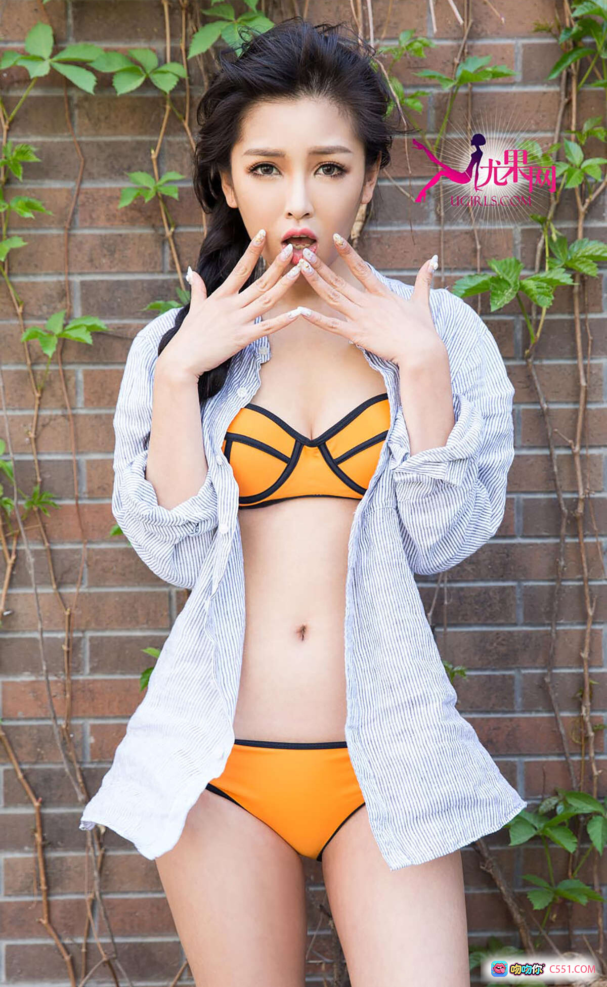 戴小唯橙色比基尼写真 | Ugirls尤果网爱尤物专辑No.331 | 砖墙绿植背景性感美拍 - 就要吻