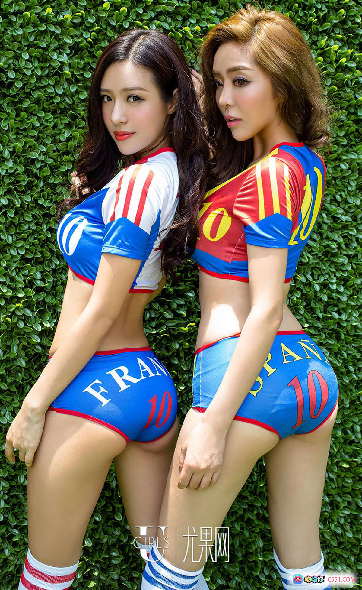 图片[1] - Ugirls尤果网爱尤物No.411火星撞地球足球宝贝写真 美女双人背对绿植背景 法国西班牙队服性感短裤 10号球衣时尚摄影 - 就要吻