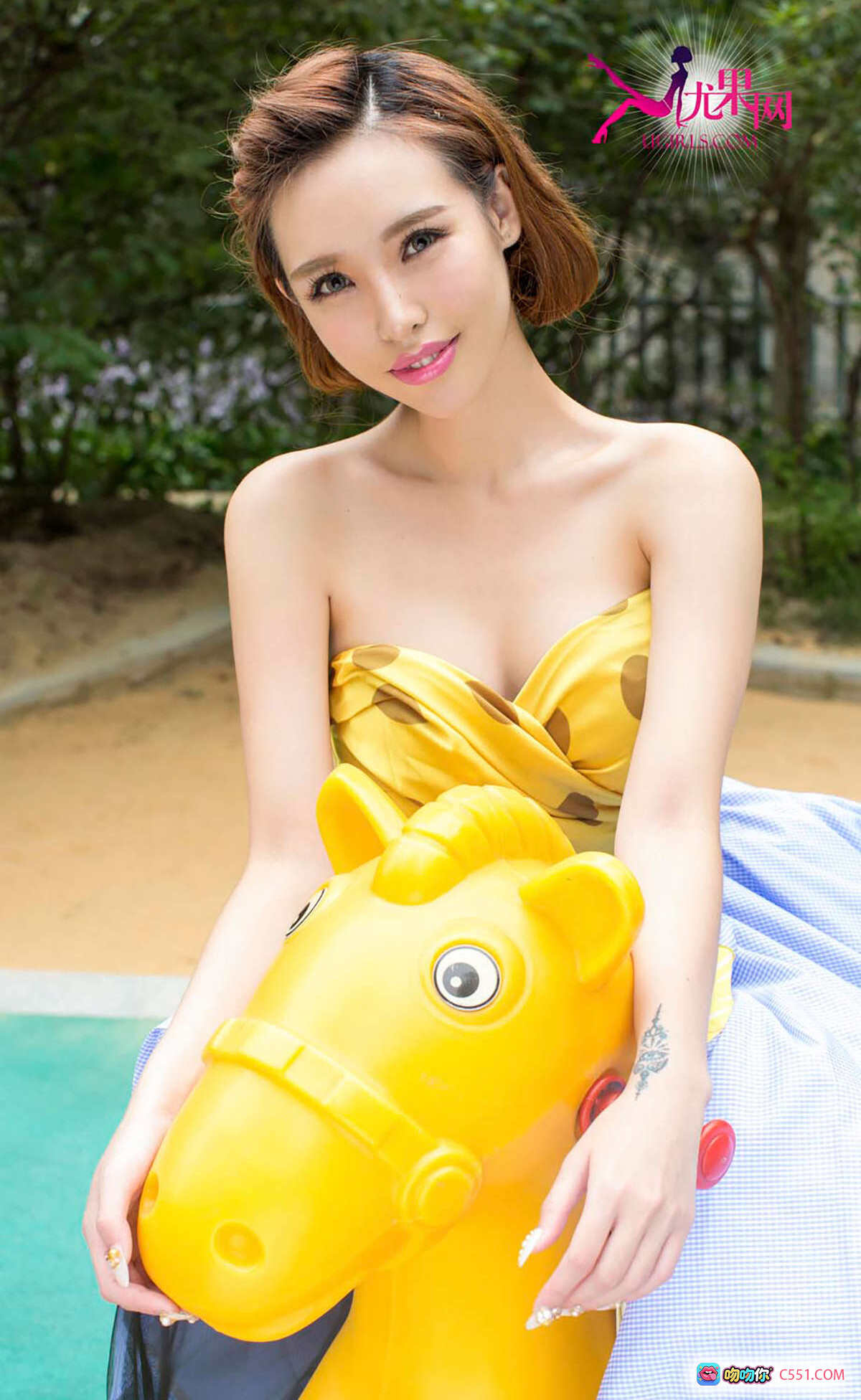 若熙Teddy Baby黄色波点抹胸裙抱玩具马户外写真-Ugirls尤果网爱尤物专辑2015No.131高清美图 - 就要吻
