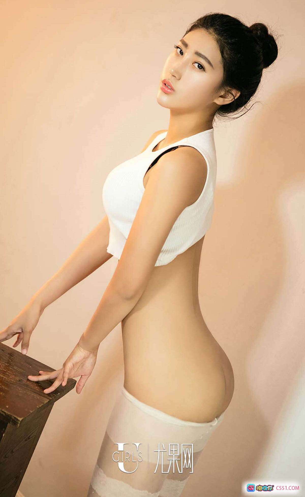 安琪性感写真 | Ugirls尤果网爱尤物专辑No.518 | 白色背心+透纱长袜 | 优雅侧身姿态 | 2016.10.18高清图集 - 就要吻