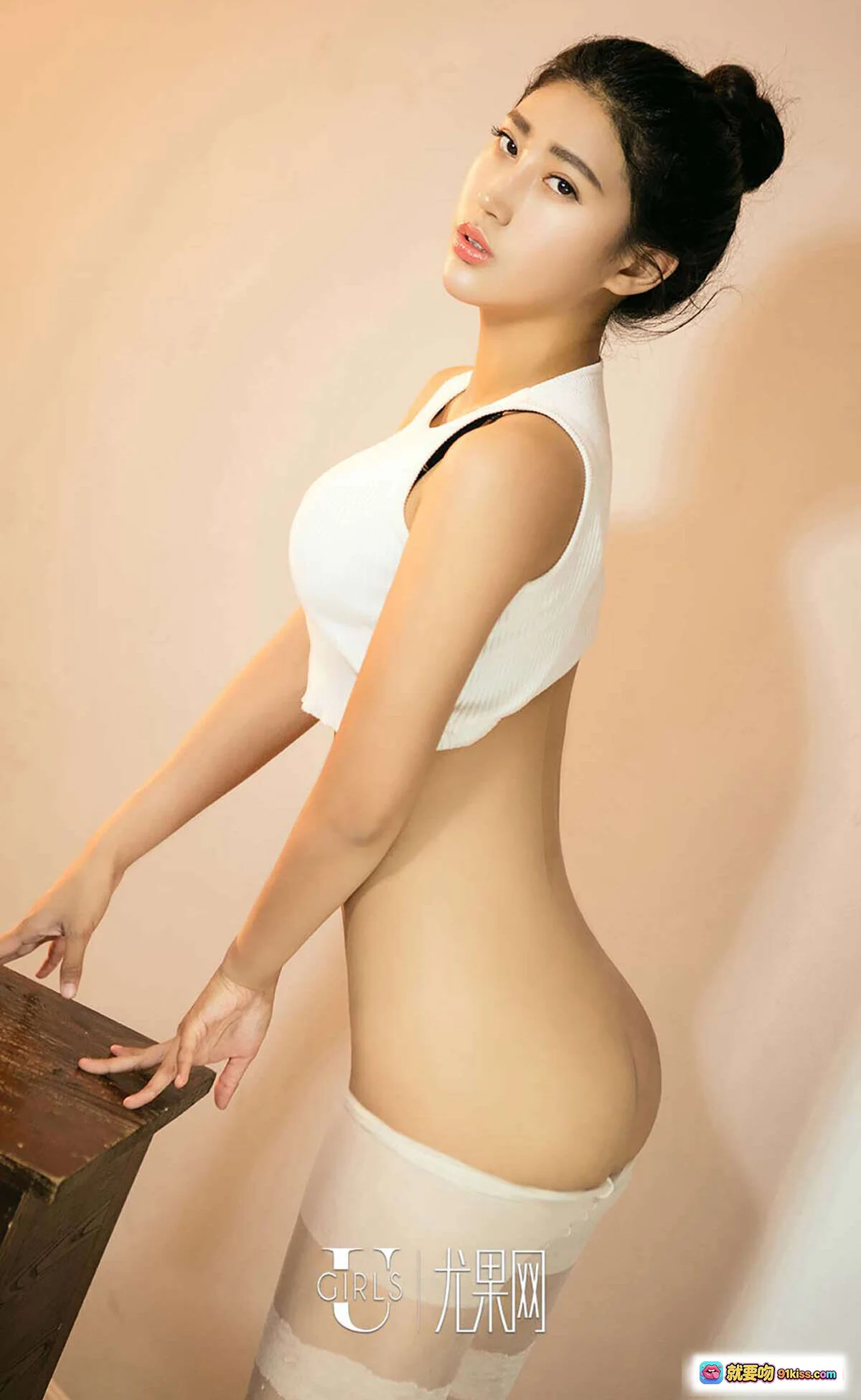 安琪性感写真 | Ugirls尤果网爱尤物专辑No.518 | 白色背心+透纱长袜 | 优雅侧身姿态 | 2016.10.18高清图集 - 就要吻
