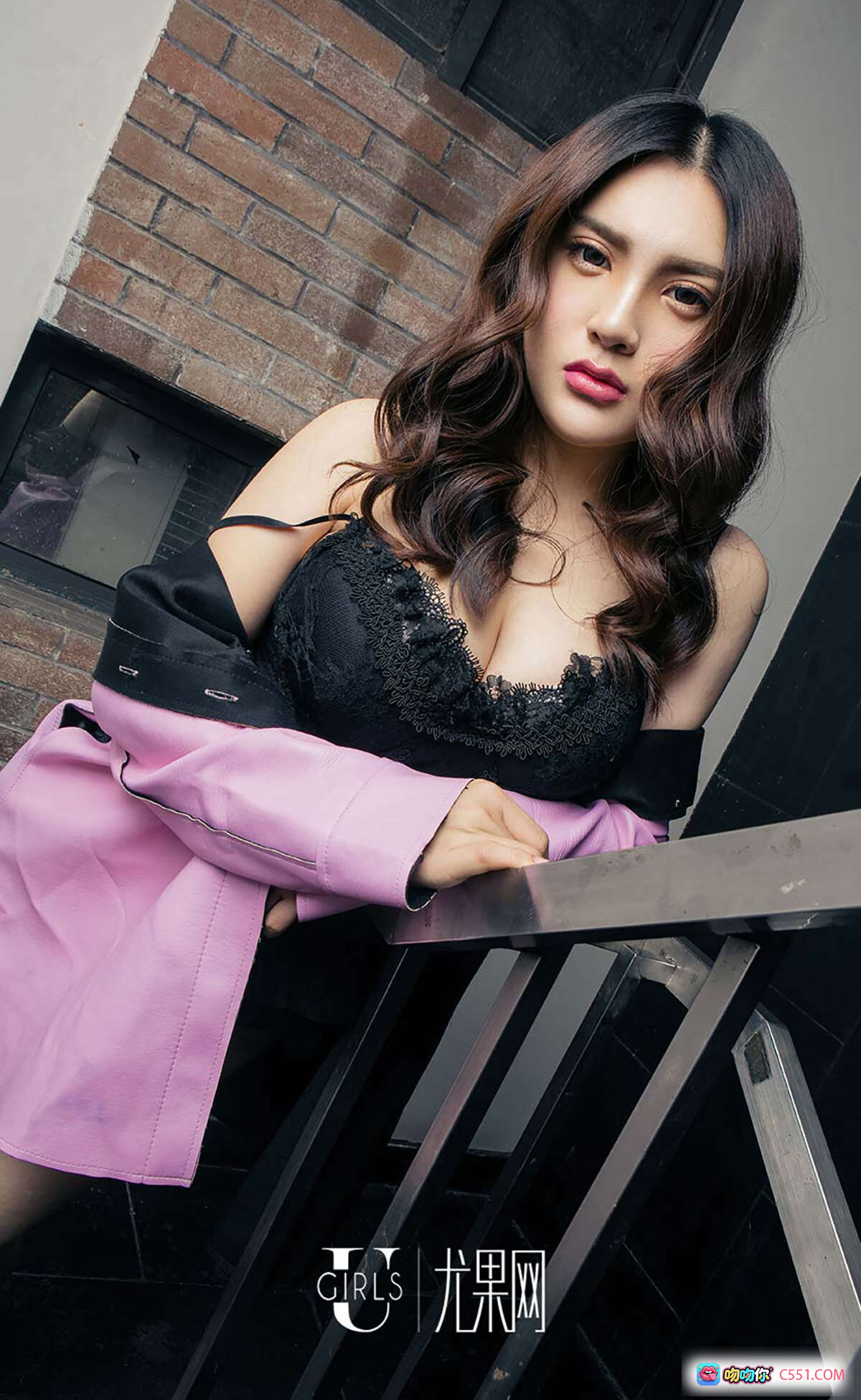 图片[4] - Ugirls尤果网爱尤物专辑No.532萱子性感写真 粉色外套黑蕾丝内衣砖墙背景时尚美拍 - 就要吻