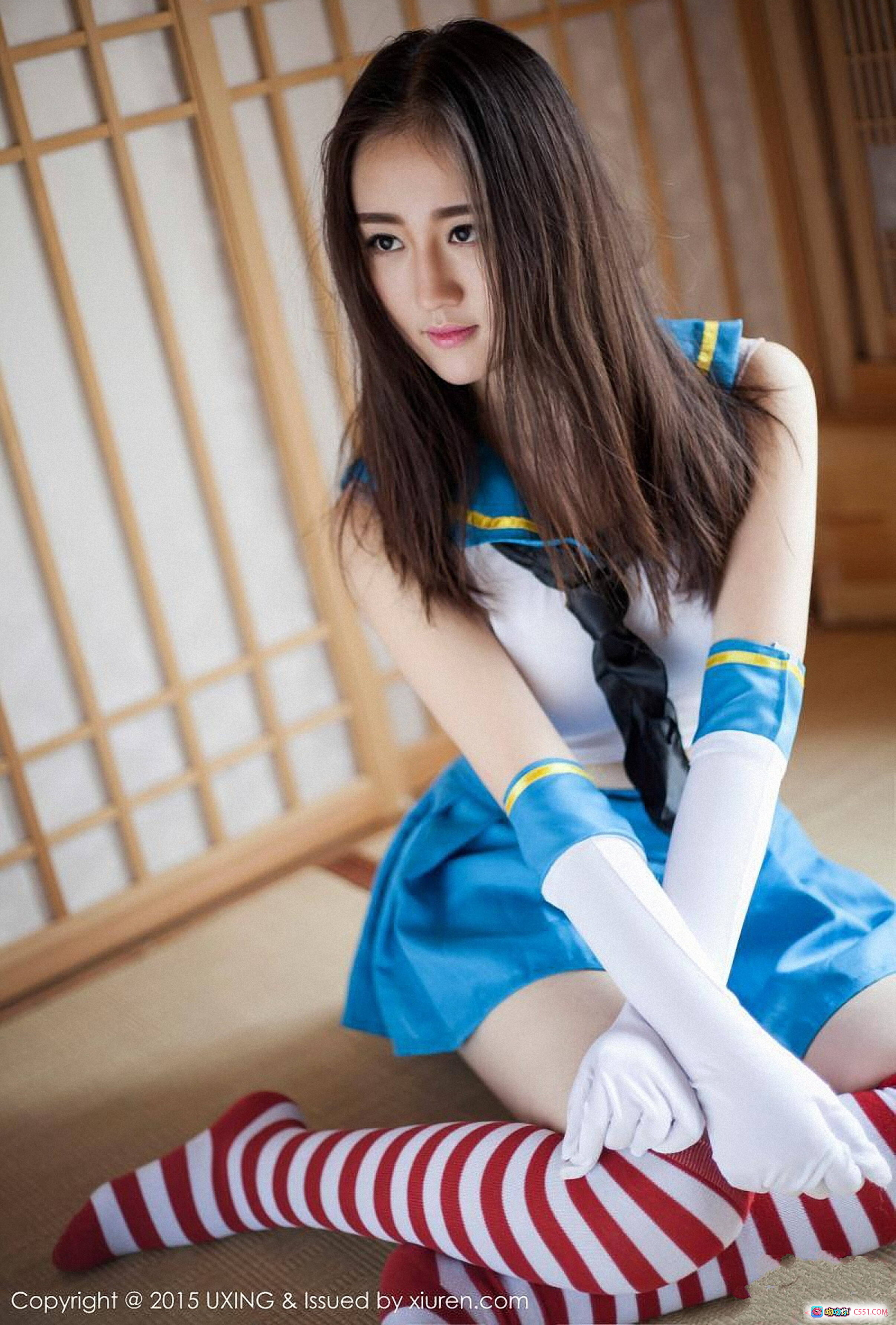 图片[4] - UXING 2015.04.27 VOL.005 美女写真 白色海军风上衣 蓝色百褶裙 黑色领巾 白手套 甜美笑容 室内花艺背景 高清摄影 - 就要吻