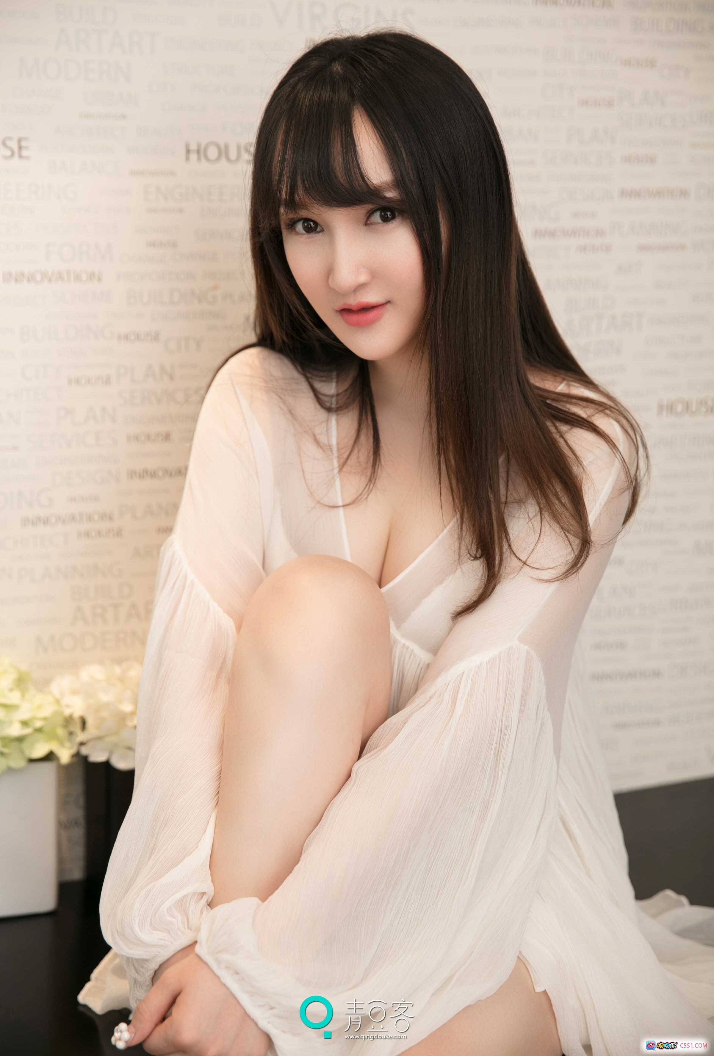 吴娇性感写真 | 白色透视睡衣 | 长发齐刘海 | 优雅坐姿 | 青豆客2017精选美图 - 就要吻