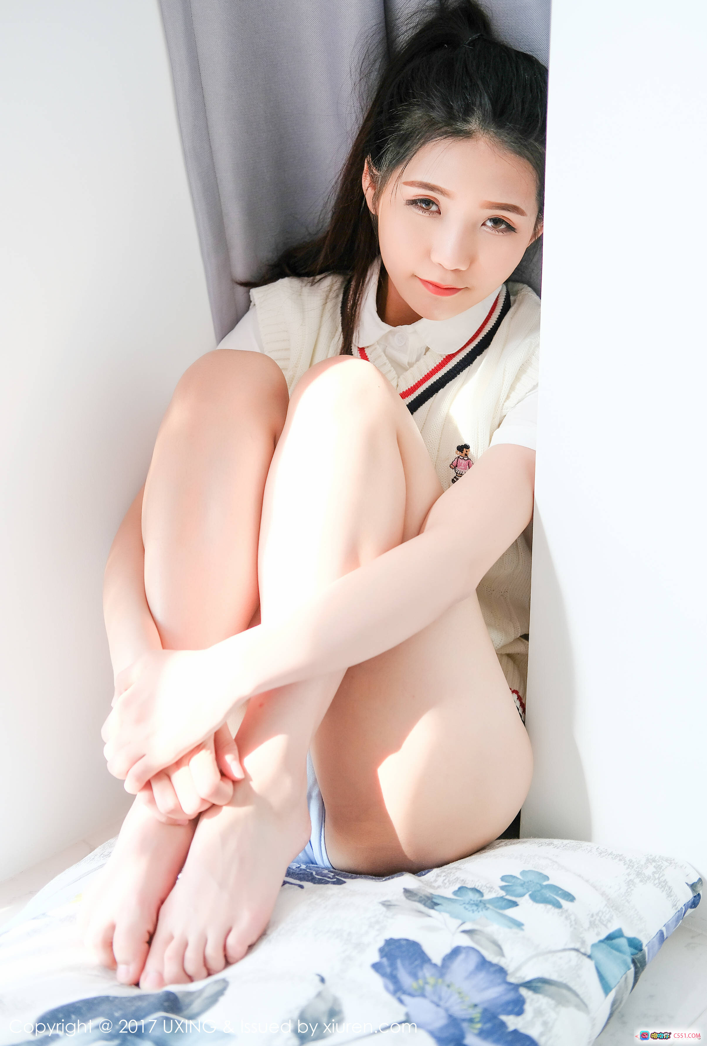 图片[8] - UXING 2017.06.15 Vol.056 小叶子可爱写真 蓝色百褶裙 白色毛衣 甜美校园风 清新自然光 室内阳台拍摄 高清38图 - 就要吻