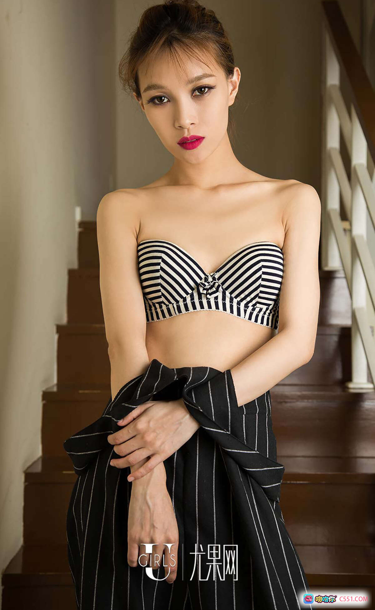 图片[2] - Ugirls尤果网爱尤物专辑No.465 Asako性感写真 黑色条纹吊带裙 红唇烟雾氛围感美女私房照 - 就要吻