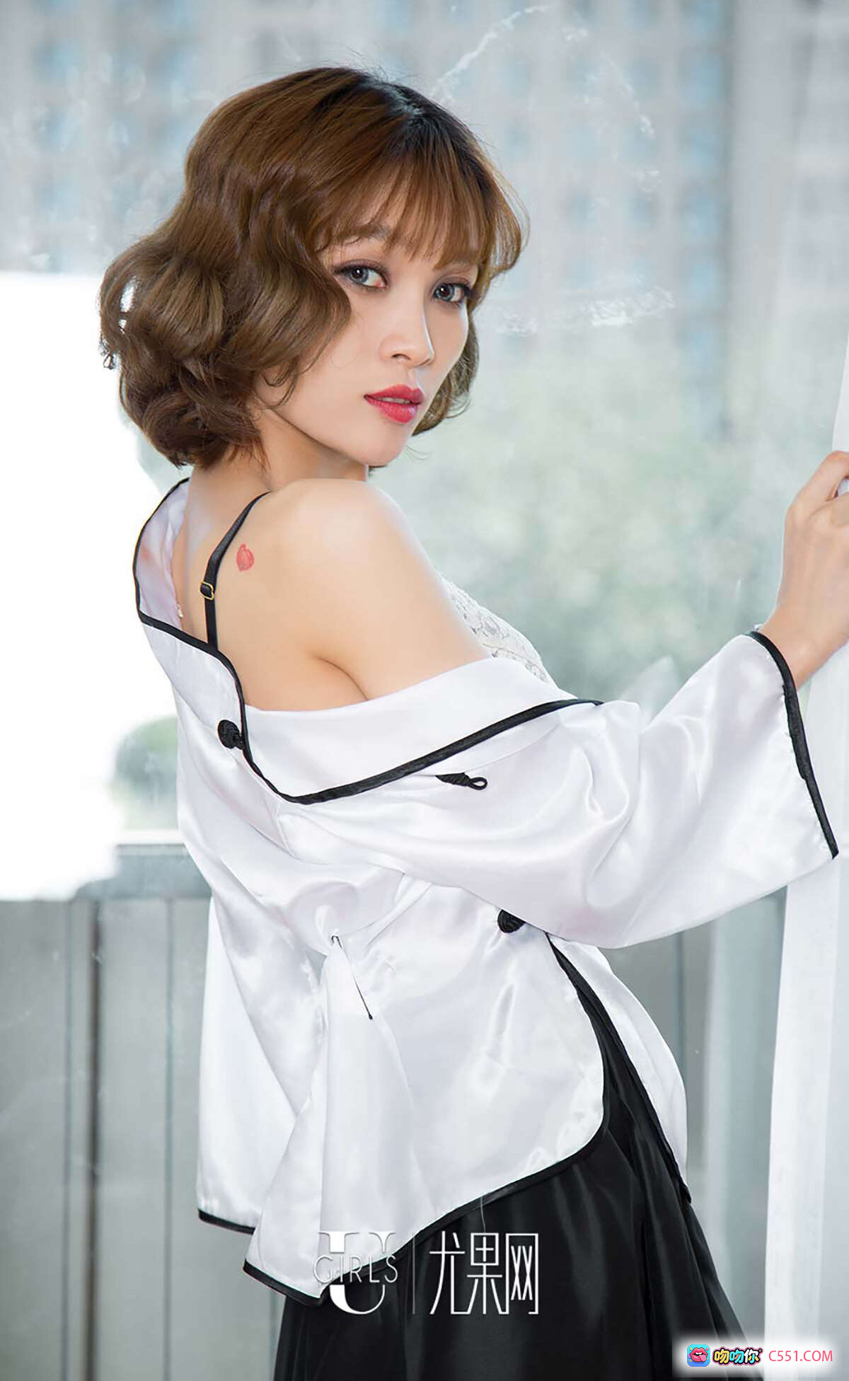 图片[9] - Ugirls尤果网爱尤物专辑No.465 Asako性感写真 黑色条纹吊带裙 红唇烟雾氛围感美女私房照 - 就要吻