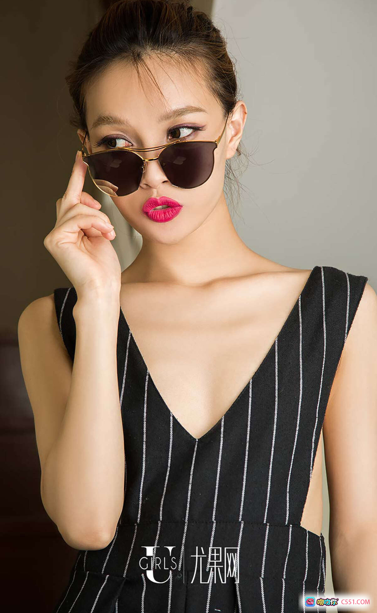 图片[10] - Ugirls尤果网爱尤物专辑No.465 Asako性感写真 黑色条纹吊带裙 红唇烟雾氛围感美女私房照 - 就要吻