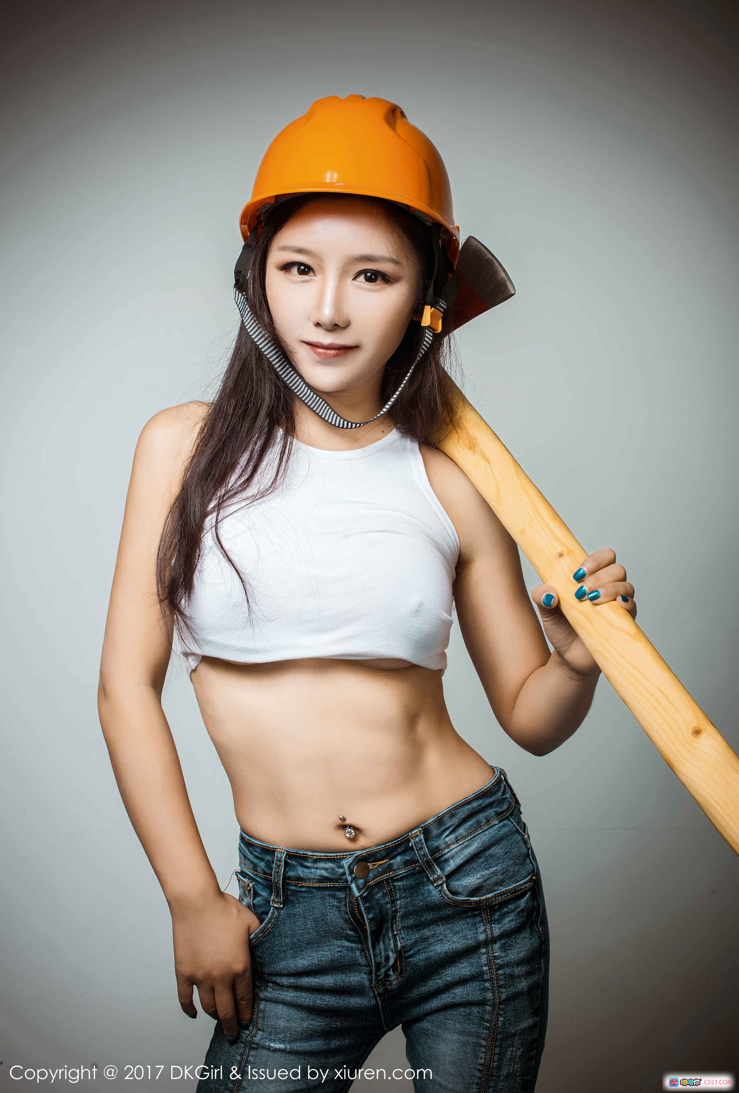 图片[6] - DKGirl媛美人2017.10.27 VOL.043 工地风橙色安全帽白背心牛仔裤性感写真 绿墙背景时尚造型 - 就要吻