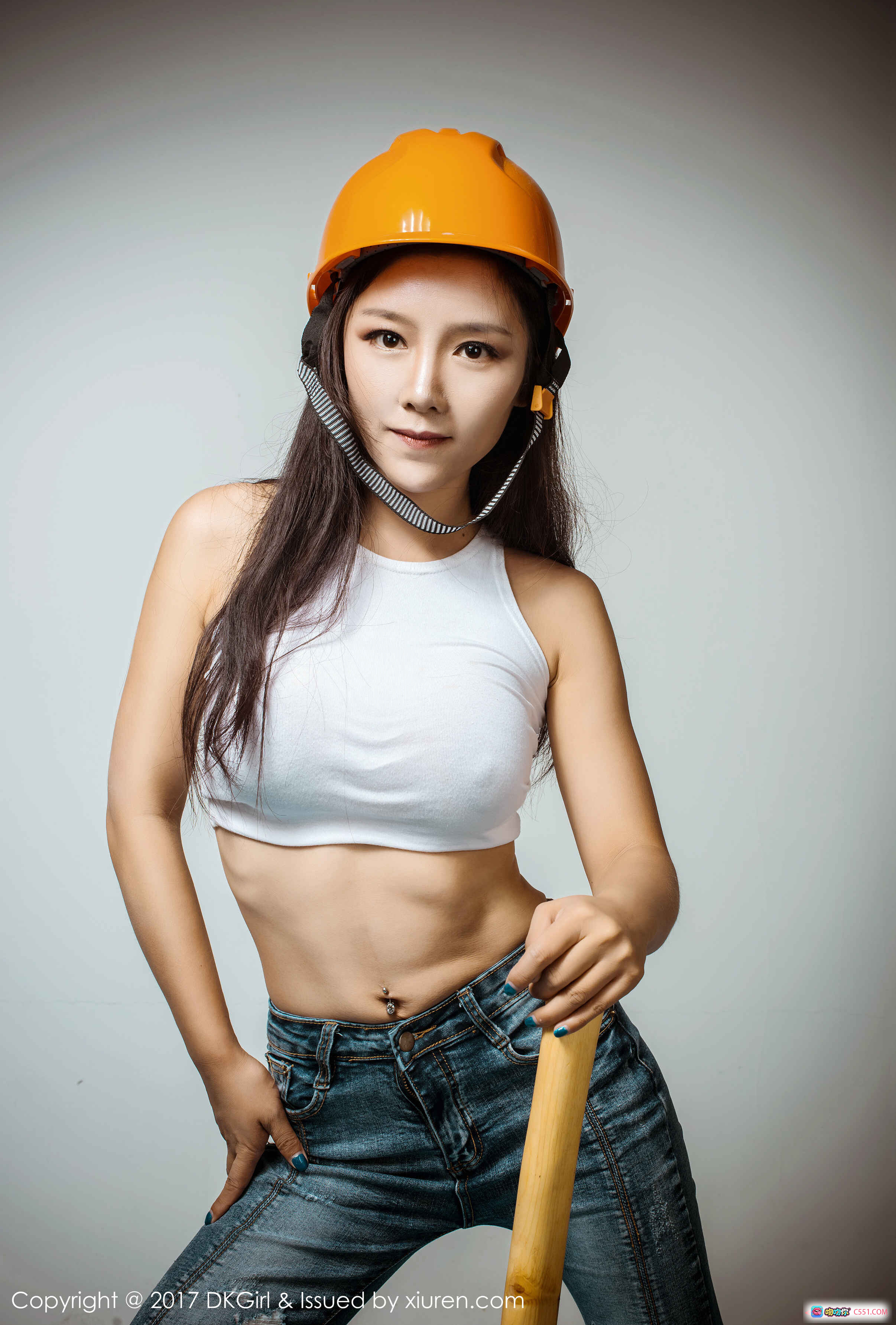 图片[9] - DKGirl媛美人2017.10.27 VOL.043 工地风橙色安全帽白背心牛仔裤性感写真 绿墙背景时尚造型 - 就要吻