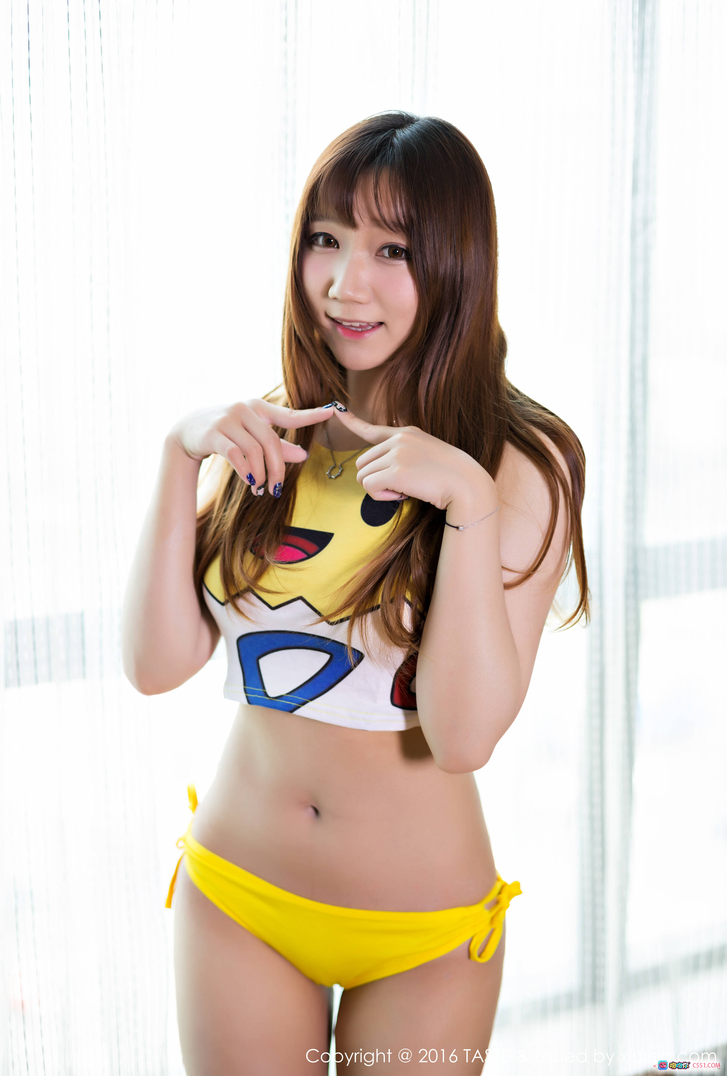 陈依黄色卡通比基尼写真 | 甜美笑容 | 纤腰美腿 | 室内自然光拍摄 | TASTE 2016 Vol.028 - 就要吻
