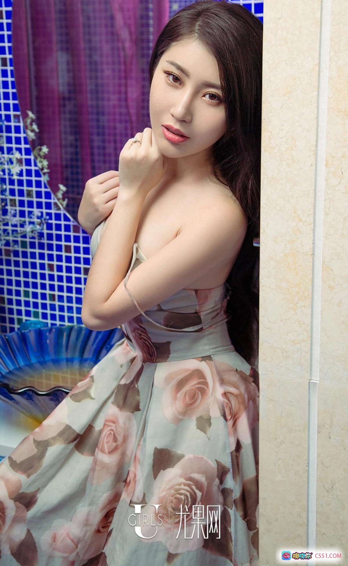 图片[3] - 王星雅浴室写真 | 灰色破洞背心+白色内裤 | 蓝色马赛克背景 | 尤果网Ugirls高清私房照 - 就要吻