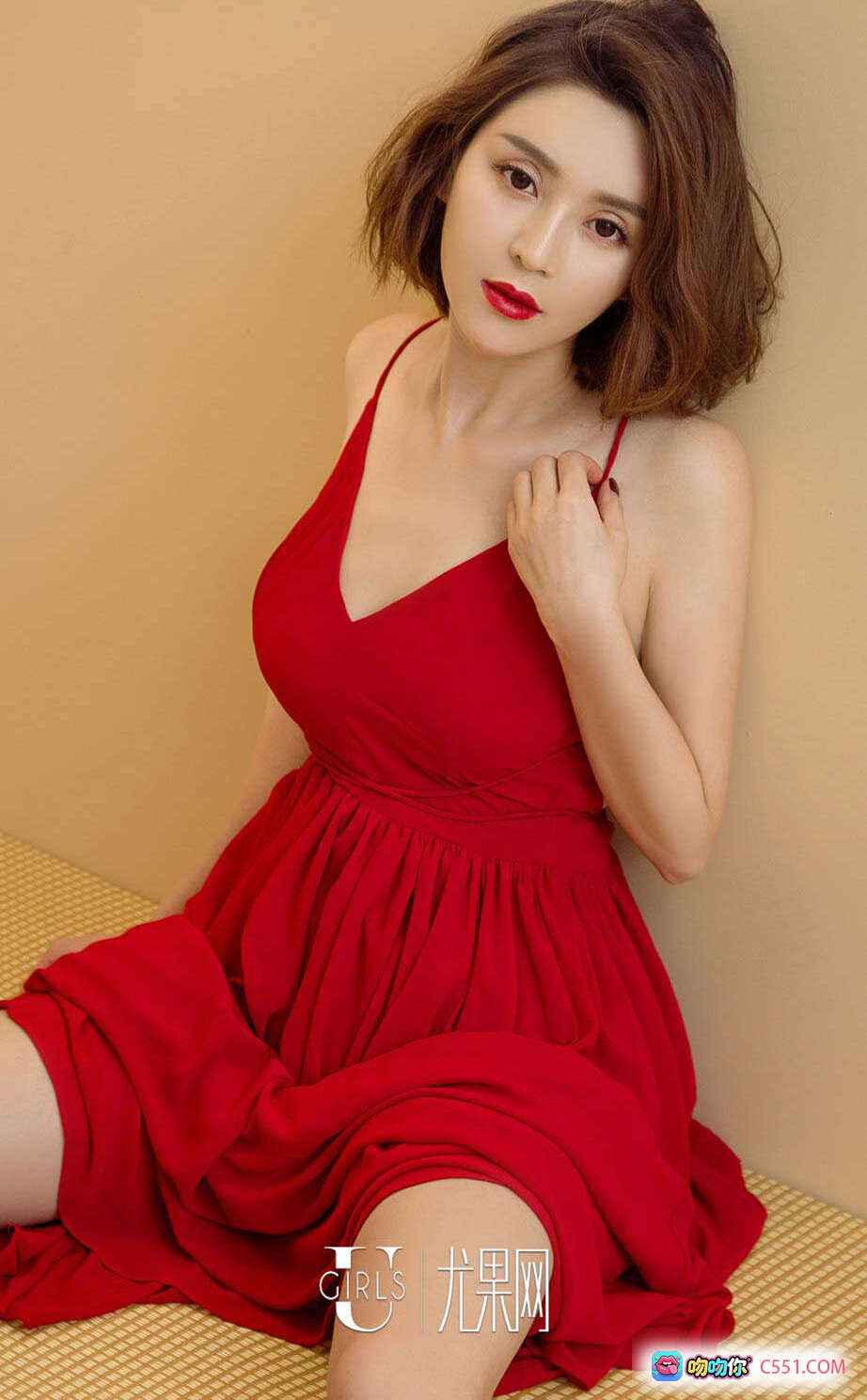 图片[2] - Ugirls尤果网爱尤物No.590林鑫大红袍写真 白色蕾丝露肩连衣裙短发性感私房照 2016.12.29 40P高清图集 - 就要吻