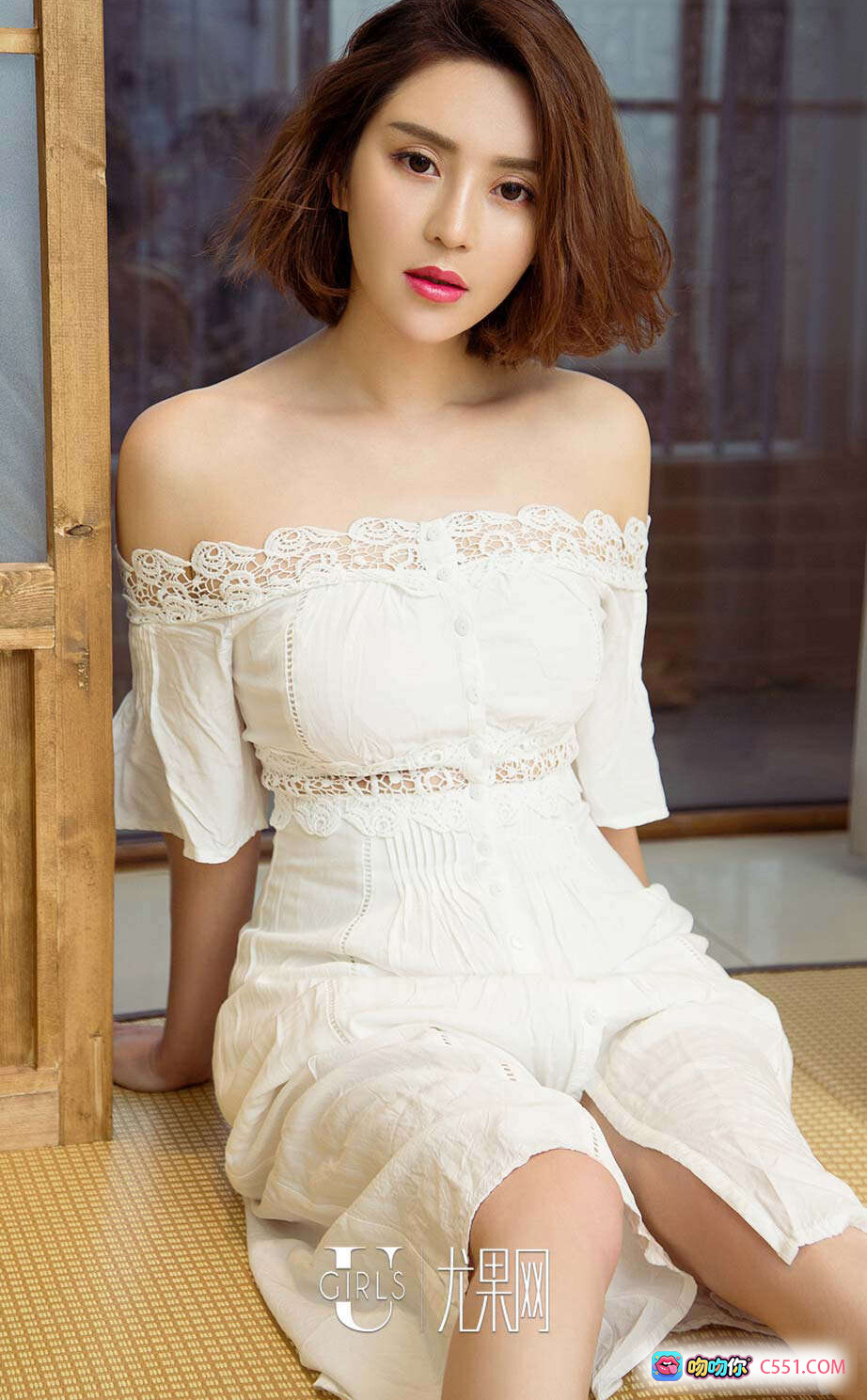 Ugirls尤果网爱尤物No.590林鑫大红袍写真 白色蕾丝露肩连衣裙短发性感私房照 2016.12.29 40P高清图集 - 就要吻