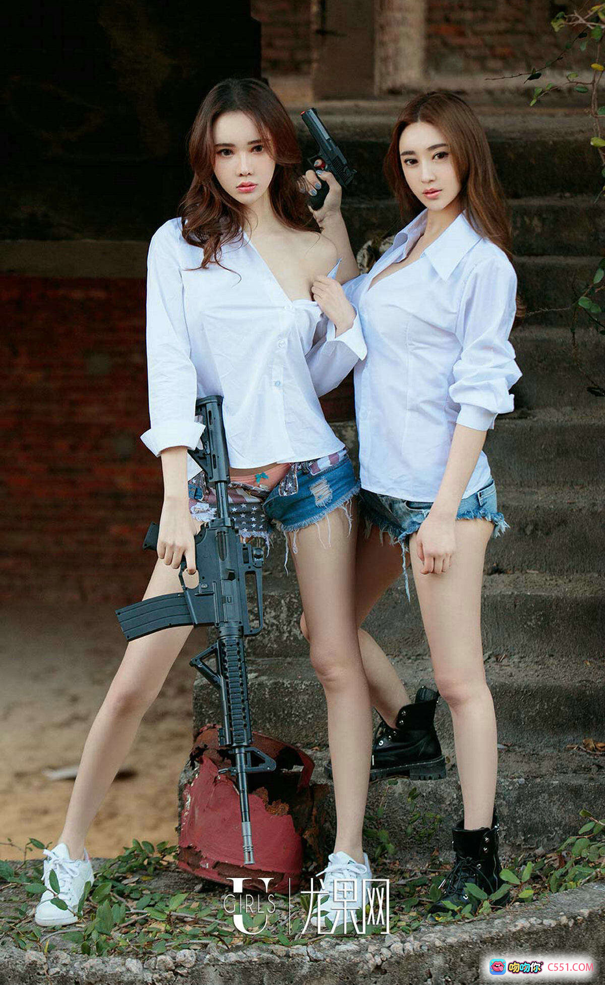 图片[3] - 尤果网爱尤物No.983萌琪琪程梓性感写真：砖墙持枪造型+牛仔短裤+透明护目镜+黑色风衣+火辣身材 - 就要吻