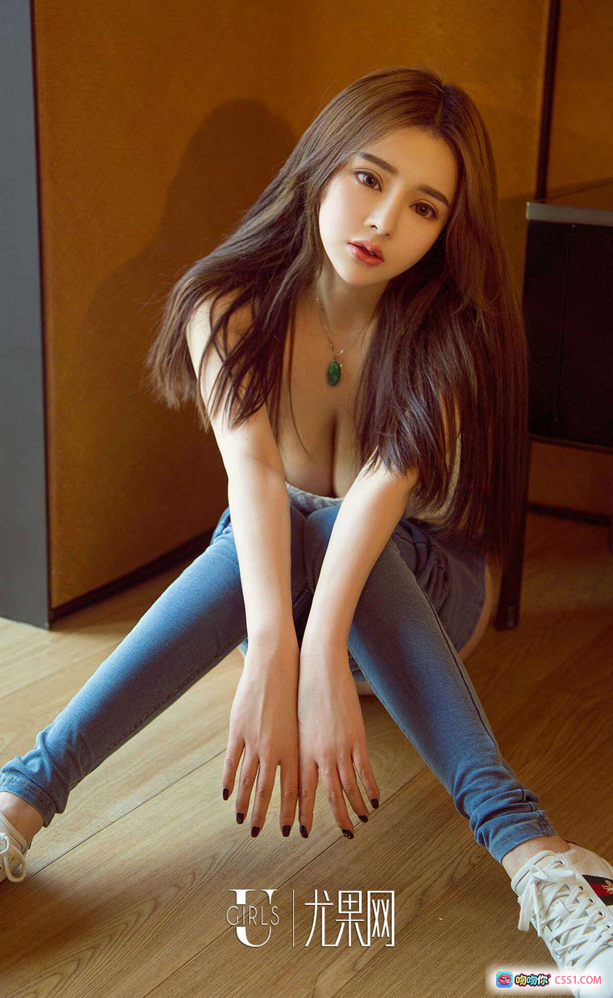 Ugirls尤果网爱尤物专辑No.1096遇见：长发美女深V牛仔裤坐姿写真，清新自然室内私房美拍 - 就要吻