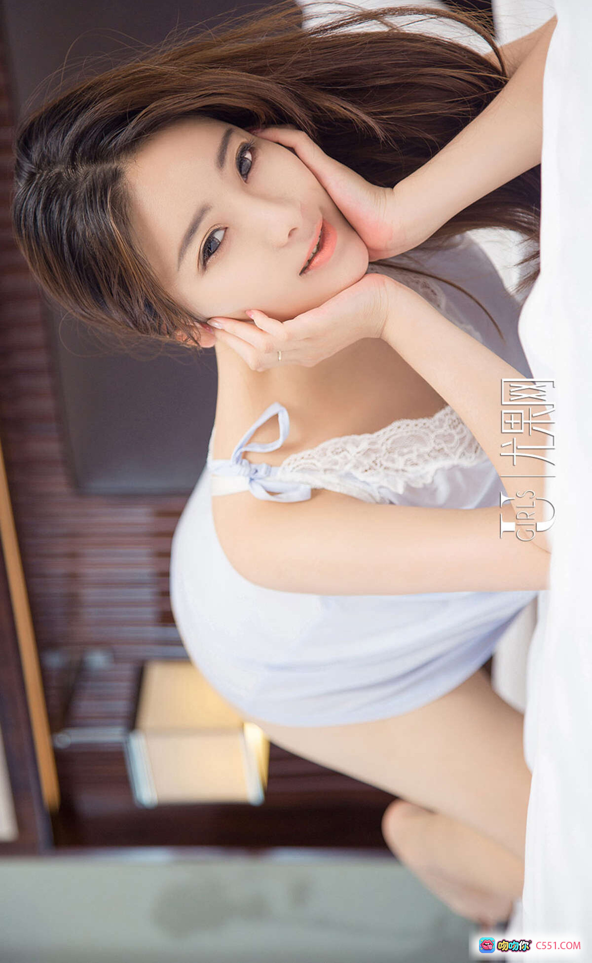 图片[9] - 刘天天写真 | Ugirls尤果网爱尤物专辑No.929 | 白色吊带蕾丝上衣+黑色短裙 | 室内蓝沙发优雅坐姿 | 长发美女私房美拍 - 就要吻