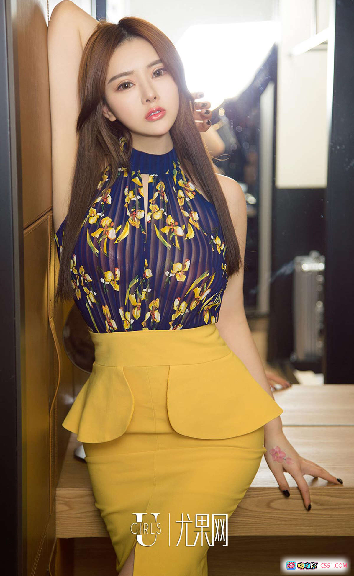 图片[6] - Ugirls尤果网金baby性感写真 | 白色针织吊带+蓝色牛仔裤 | 金色长发+翡翠项链 | 优雅坐姿展现完美曲线 - 就要吻