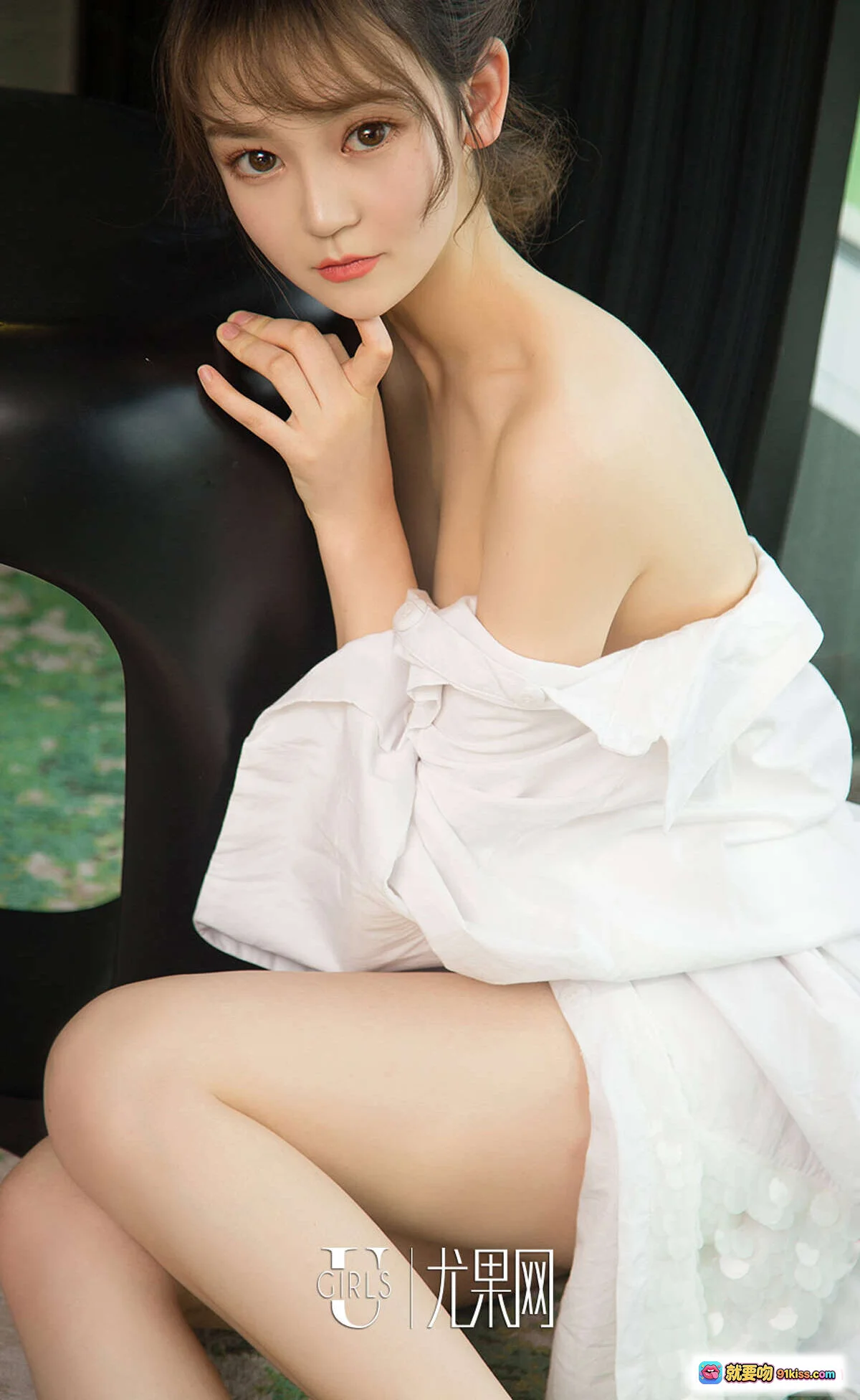 Ugirls尤果网爱尤物专辑No.1050小美人大性感Nancy白色露肩裙优雅坐姿写真 - 就要吻
