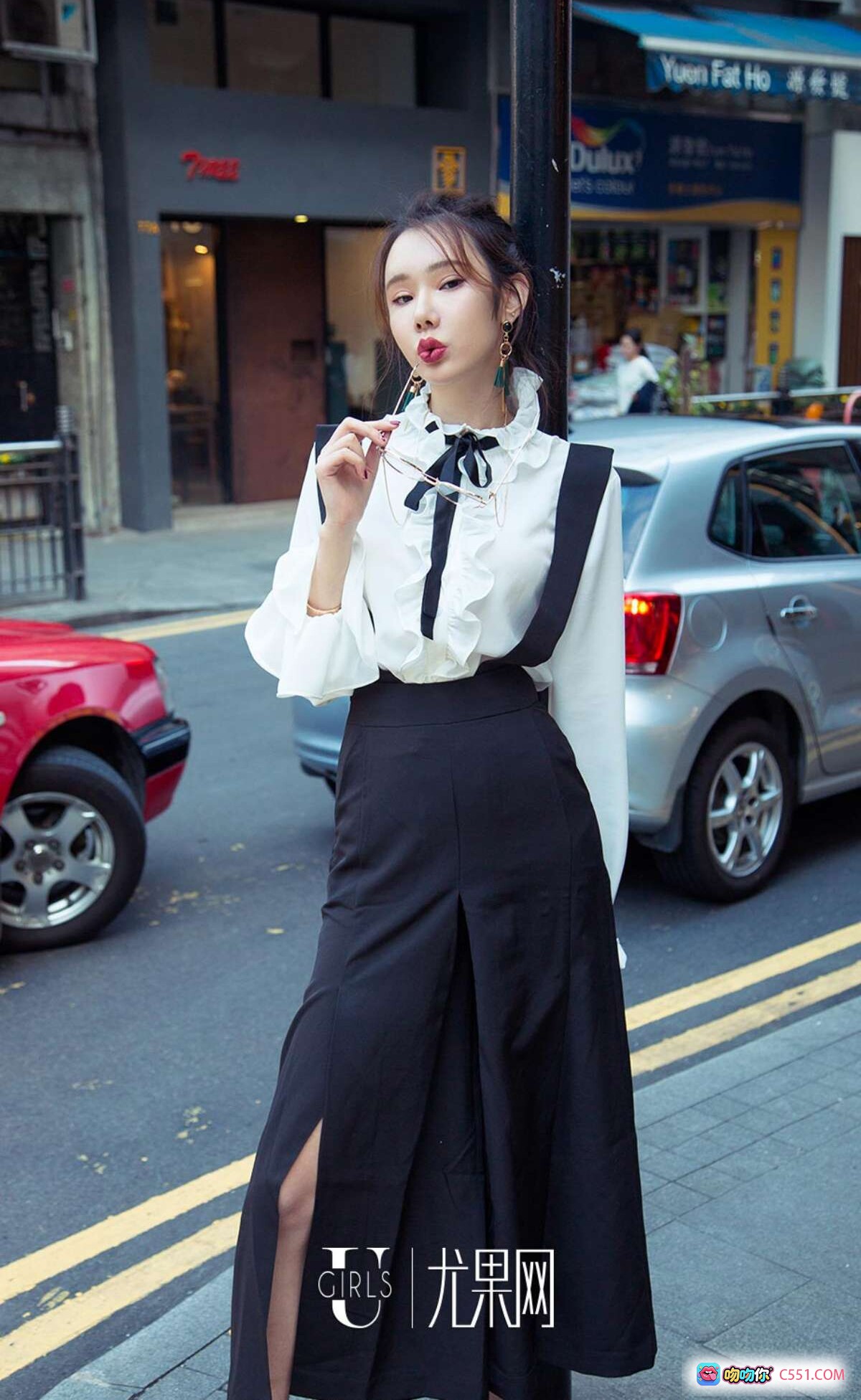 图片[3] - Ugirls尤果网爱尤物专辑No.969萌琪琪街拍写真 白衬衫黑背带裙黄花街景时尚造型 - 就要吻