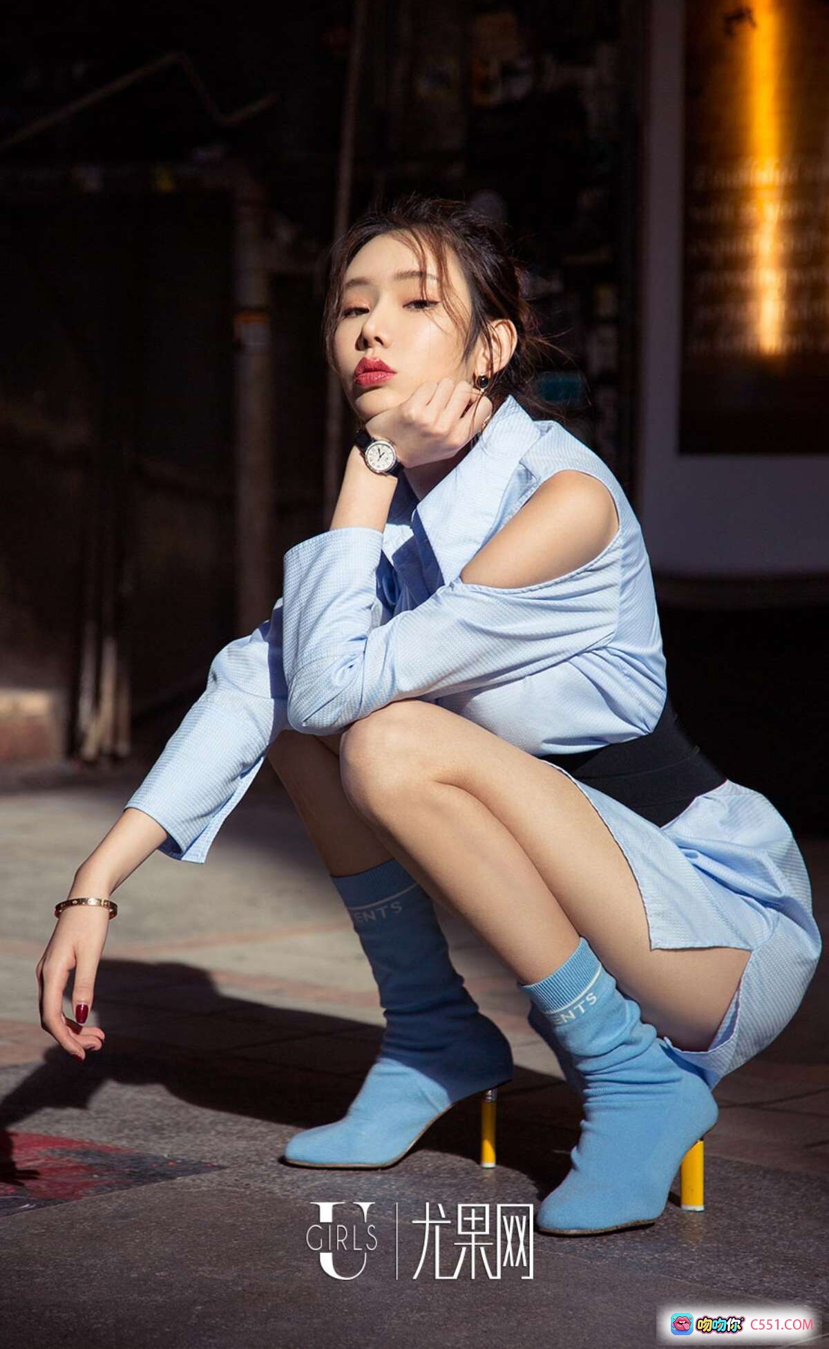 图片[6] - Ugirls尤果网爱尤物专辑No.969萌琪琪街拍写真 白衬衫黑背带裙黄花街景时尚造型 - 就要吻